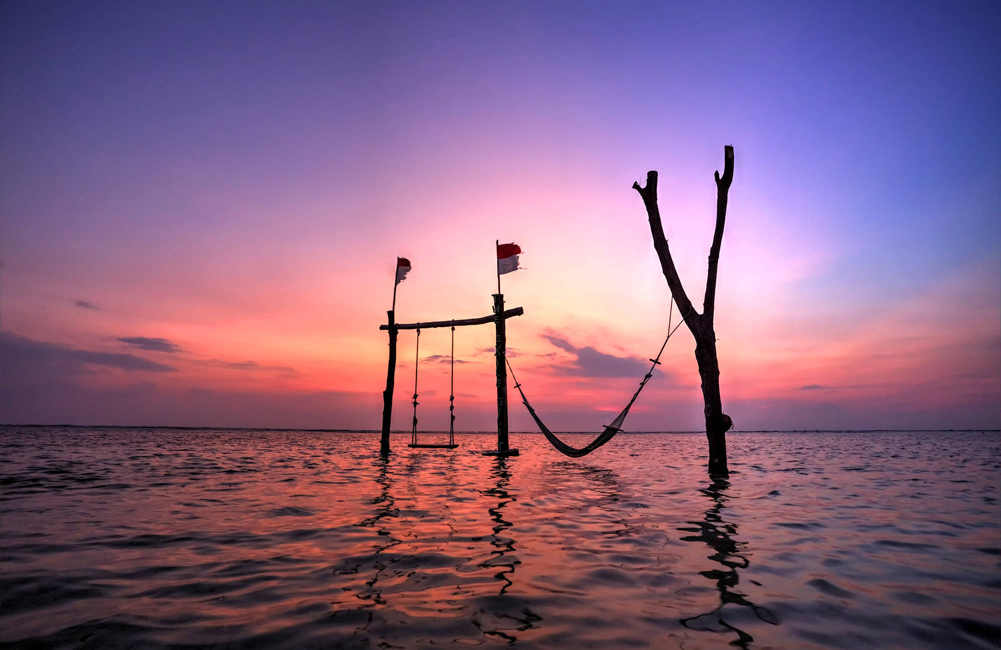 En hängmatta ovanför vattnet på GIliöarna i Indonesien.