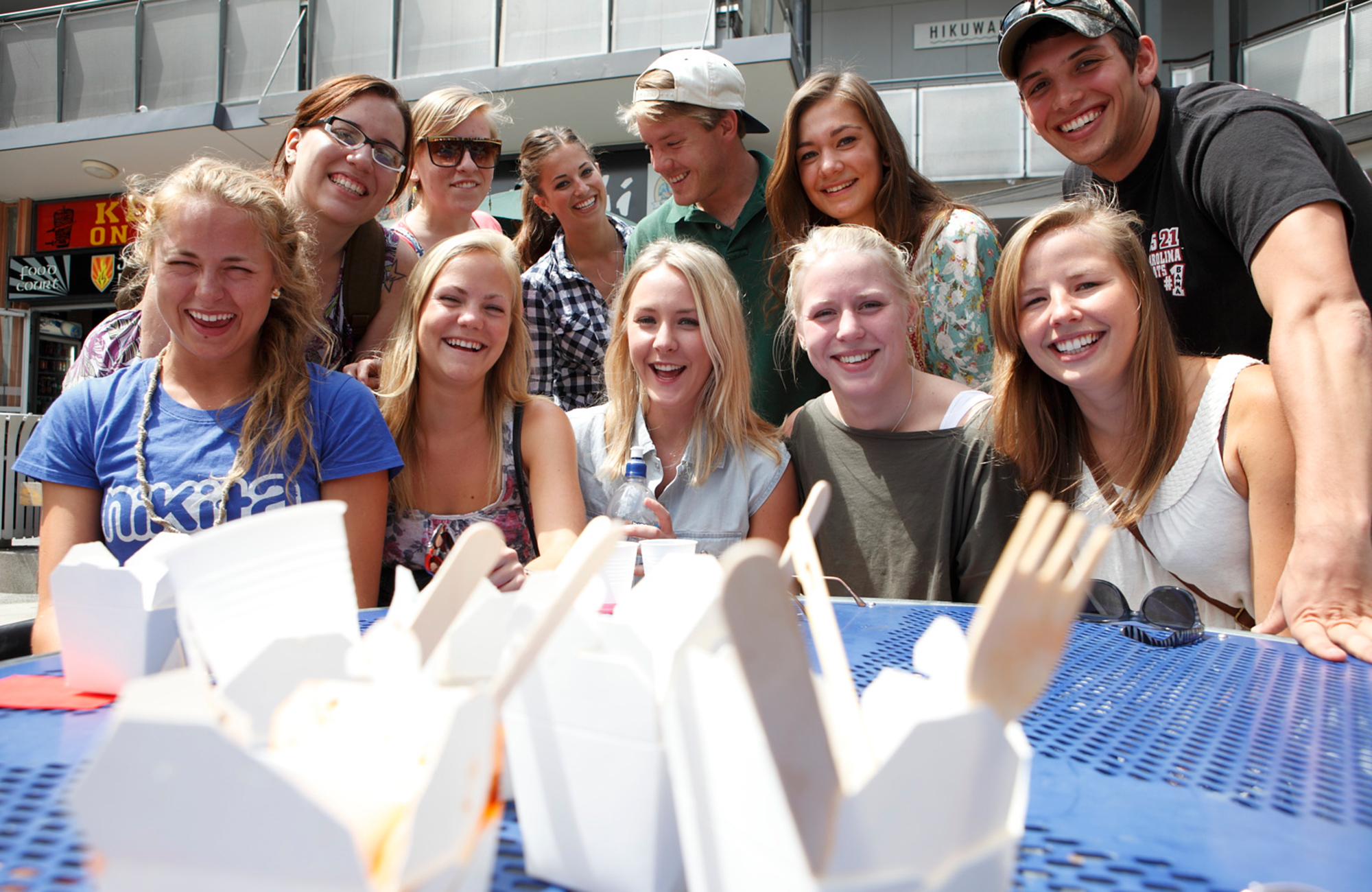 En grupp med glada studenter på Auckland University of Technology.
