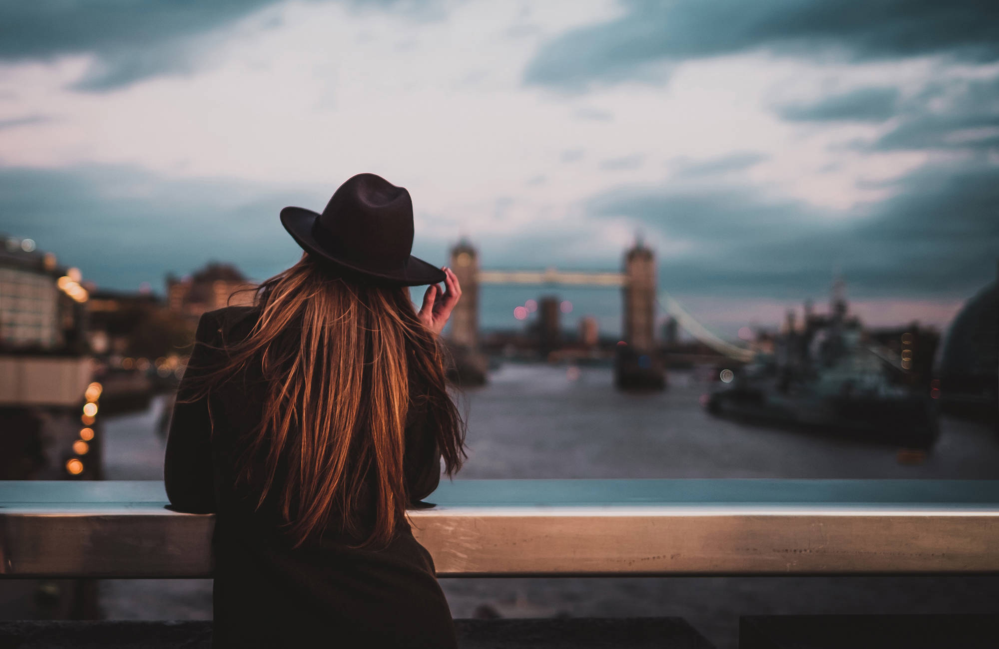 tjeje med att står framför london bridge