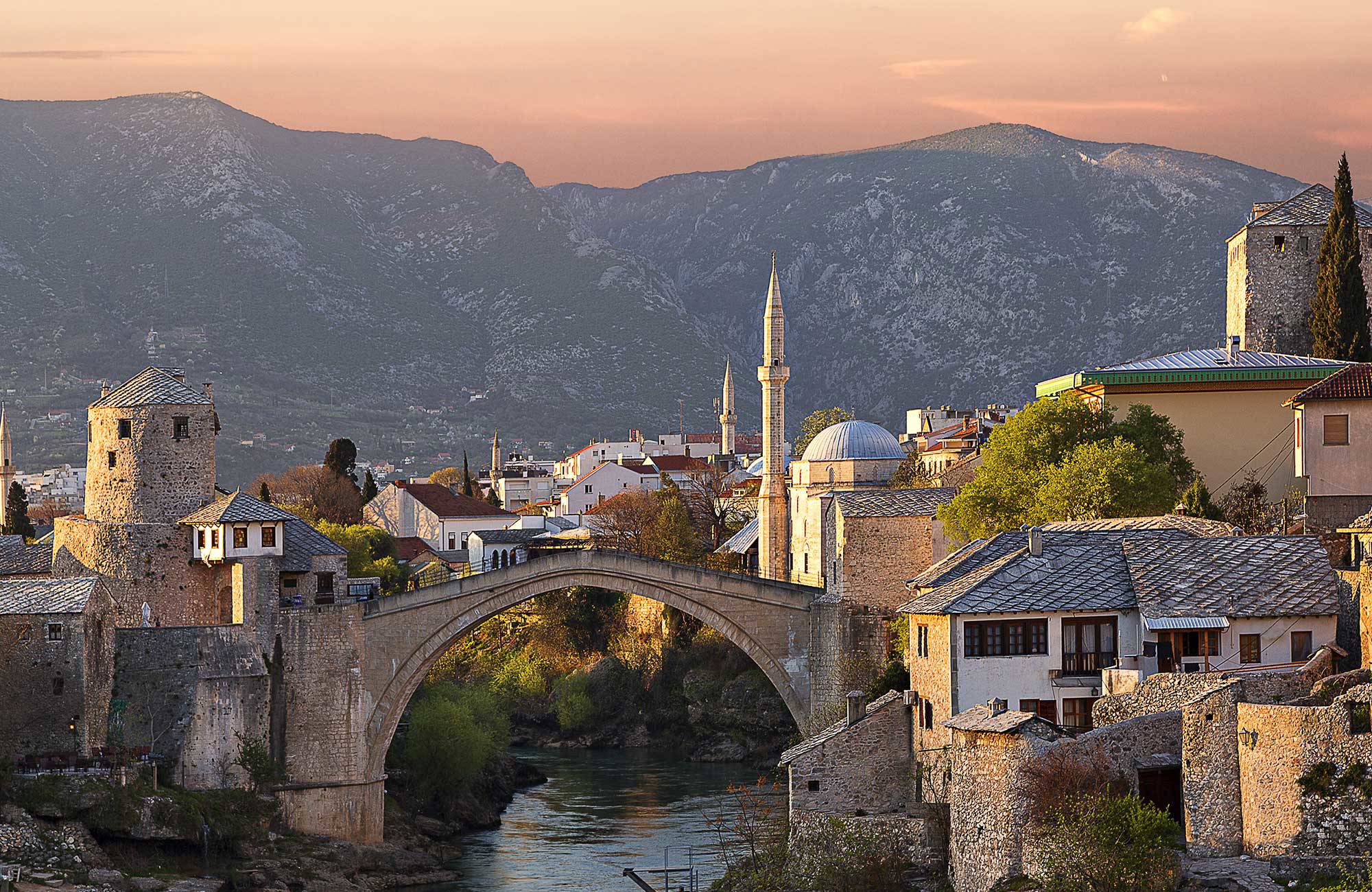 Mostar i  Bosnien är en vacker plats på din rundresa