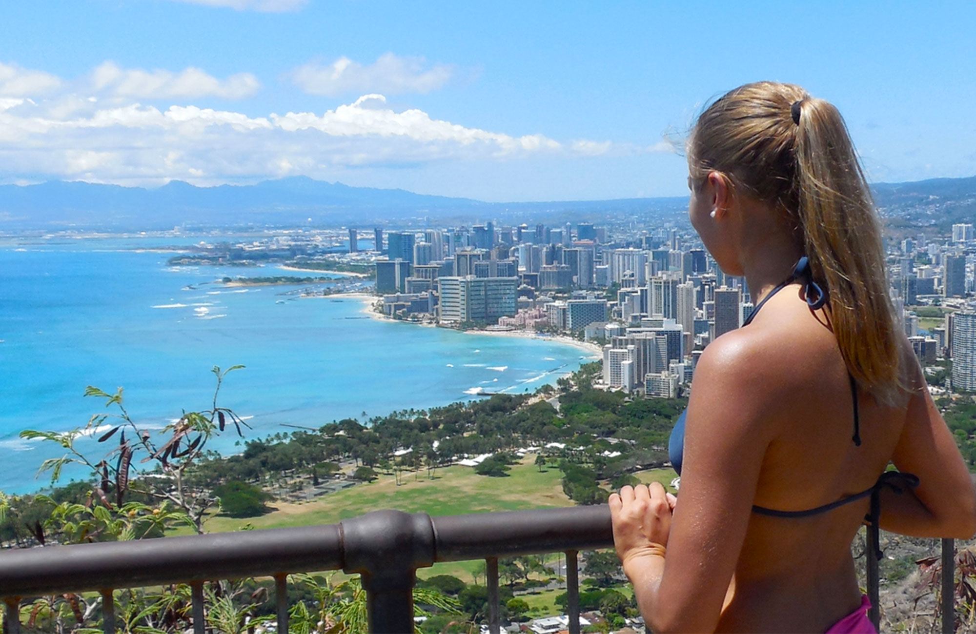 Annie spanar ut över utsikten på Hawaii som student på HPU.