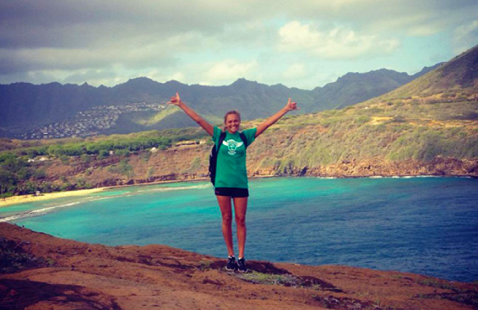 Anni har tagit sig till toppen av berget på en trekk på Hawaii.