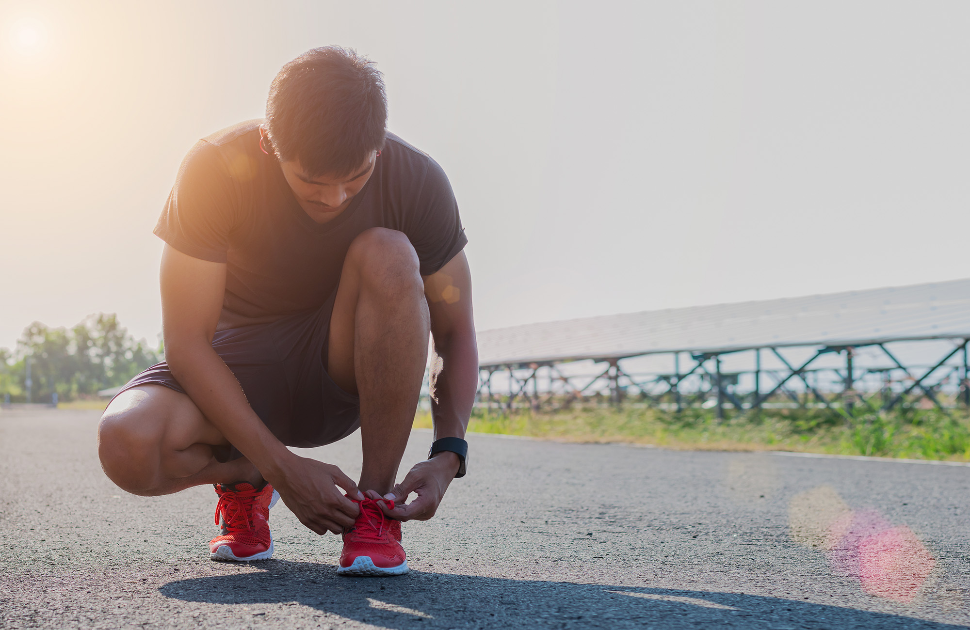 tjej mediterar på en strand