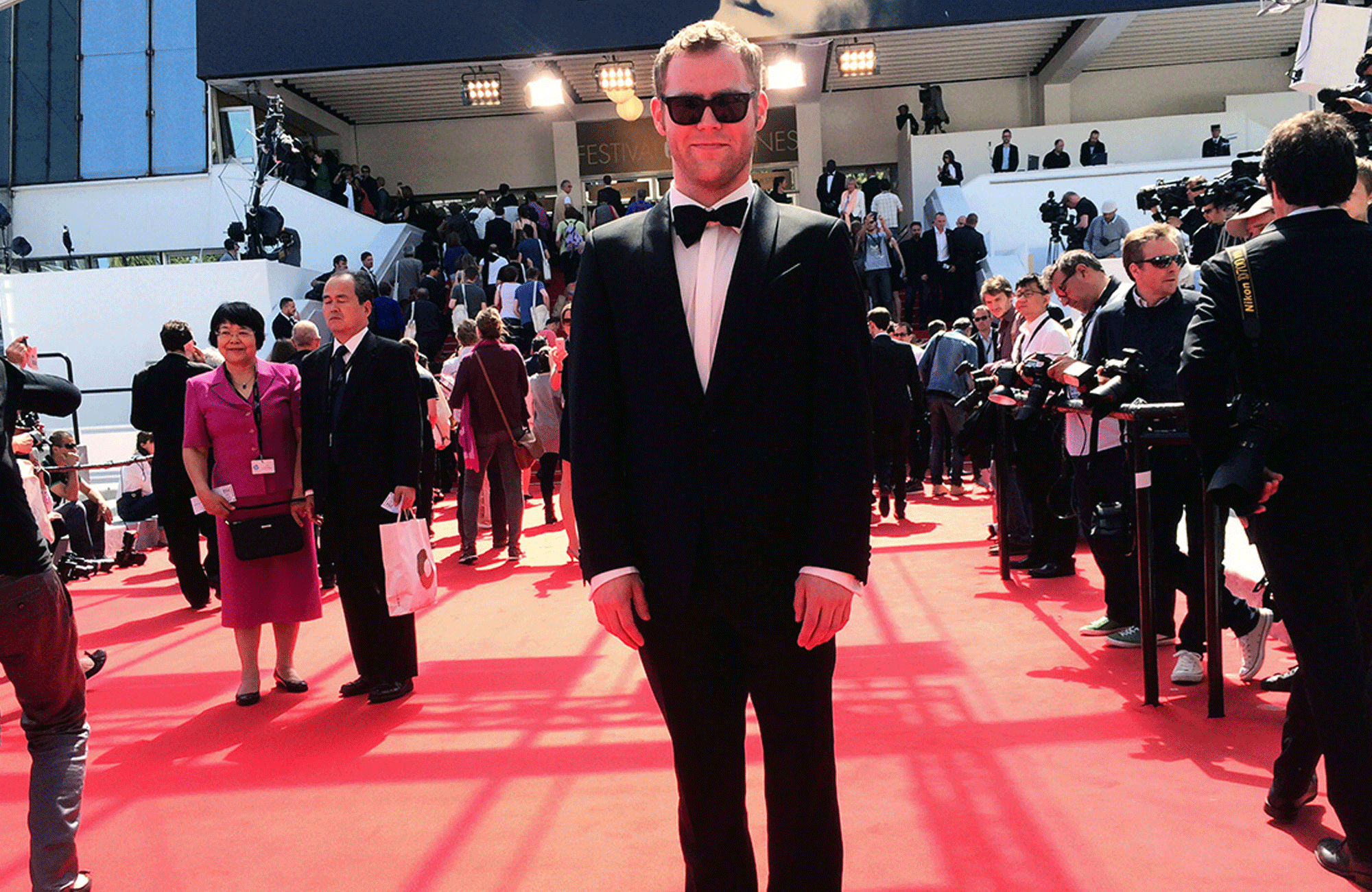 Roope står på röda mattan under sina studier på NYFA.