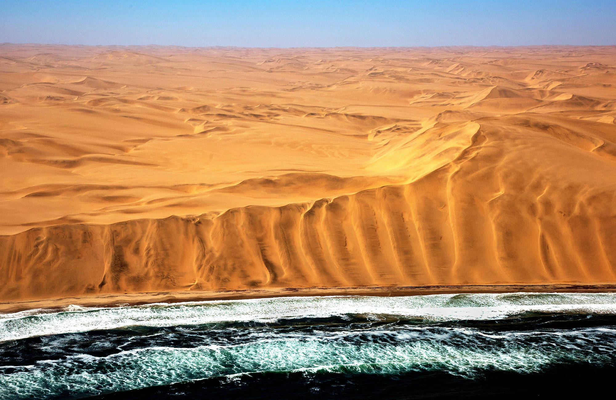 Kusten längs öknen i Namibia.