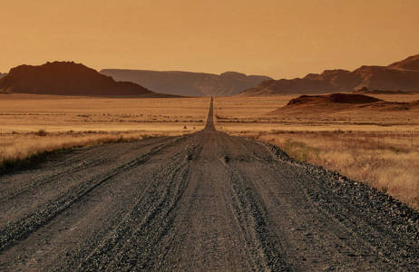 En ödslig väg i Namibia.