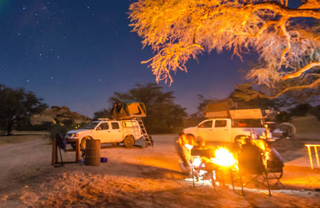 Campa under stjärnorna under safari i Namibia.