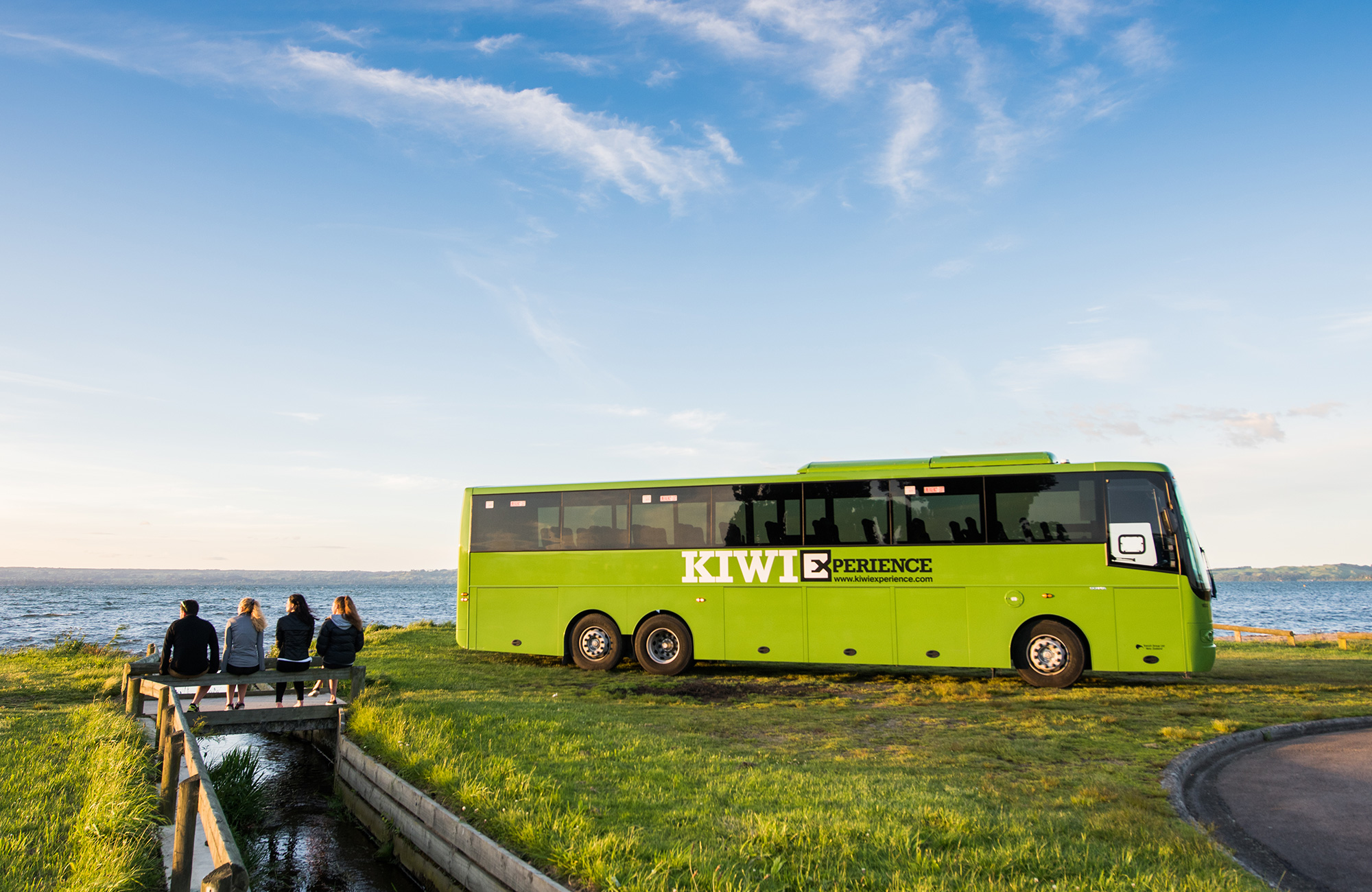 kiwi-experience-new-zealand-bus-panorama-coast