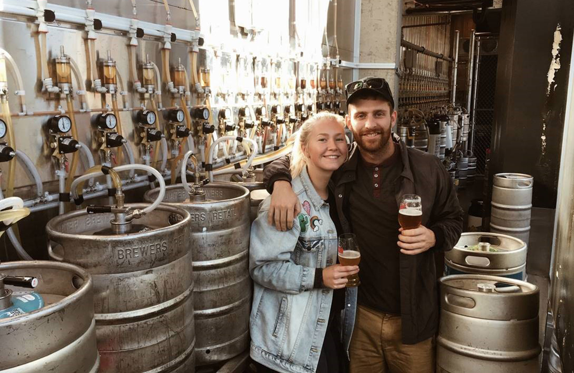 julie och hennes pojkvän på ett ölbryggeri i ottawa i kanada