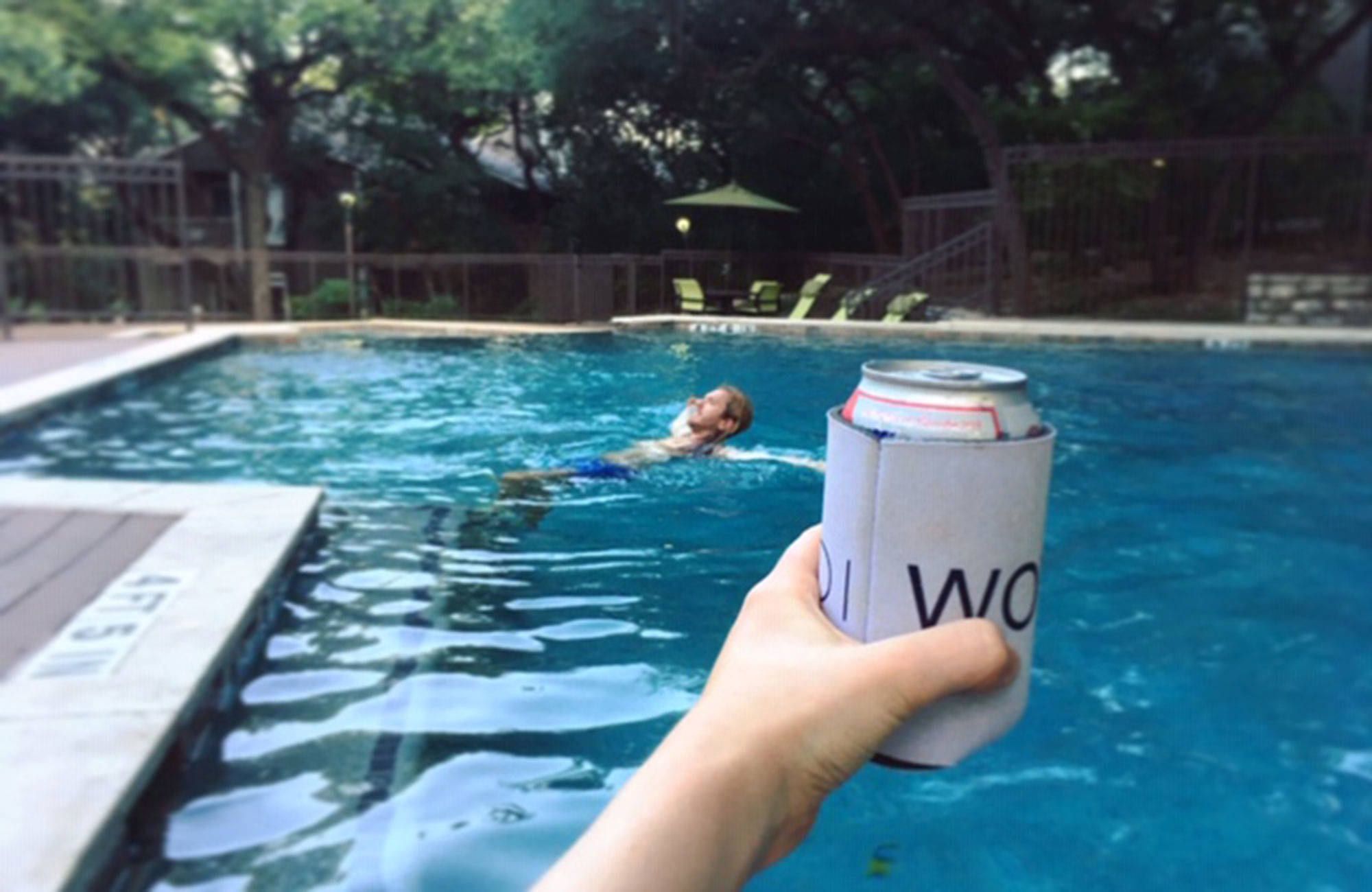 en drink vid poolen i austin i texas