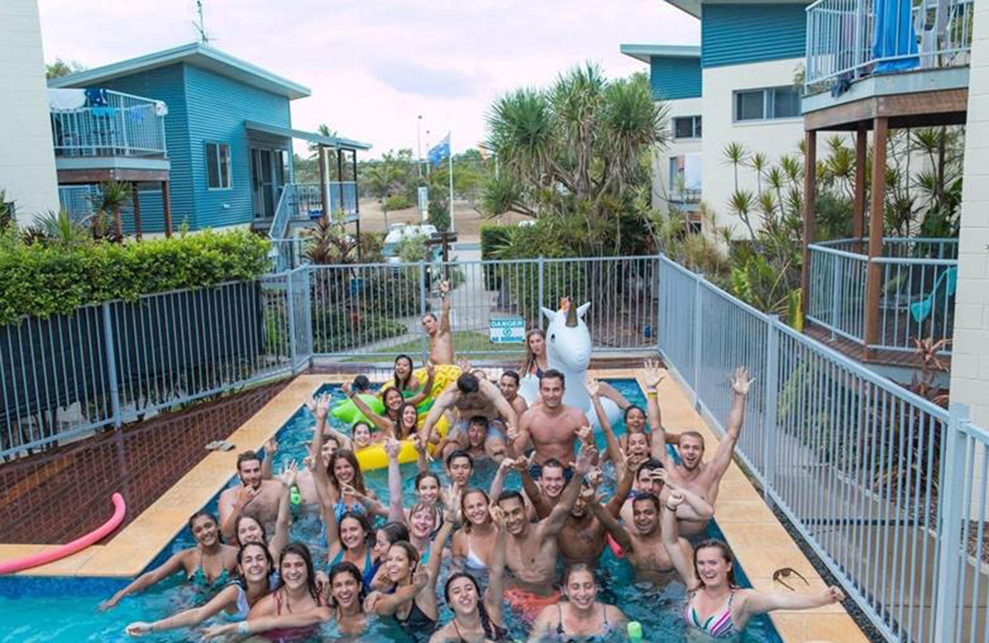 glada vänner på poolparty i australien