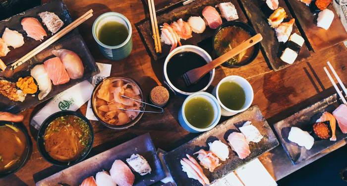 bord med sushi på en restaurang i japan
