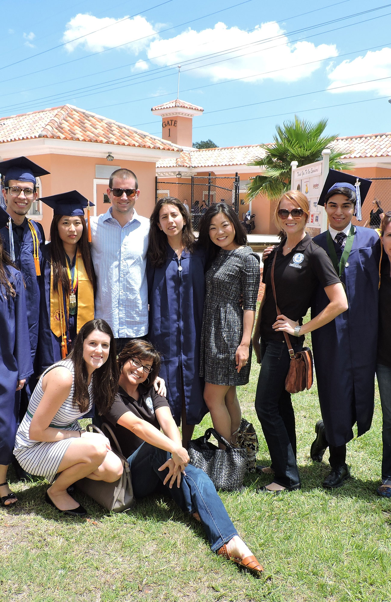 Klasskamrater och familj under examen vid Hillsborough Community College.