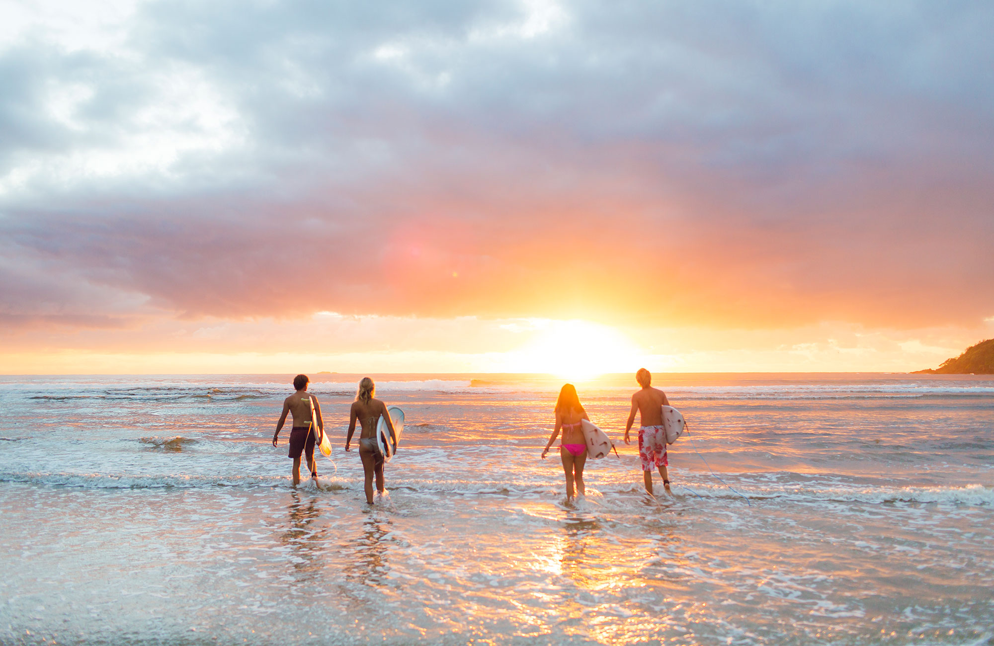 En man och en kvinna är redo för att surfa i costa rica