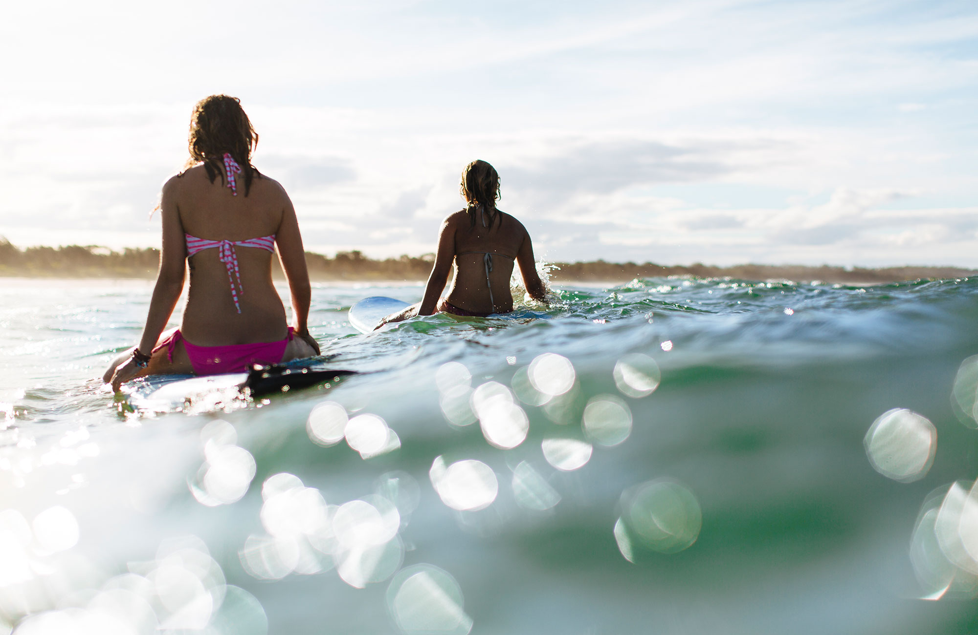 två tjejer surfar på australiens östkust