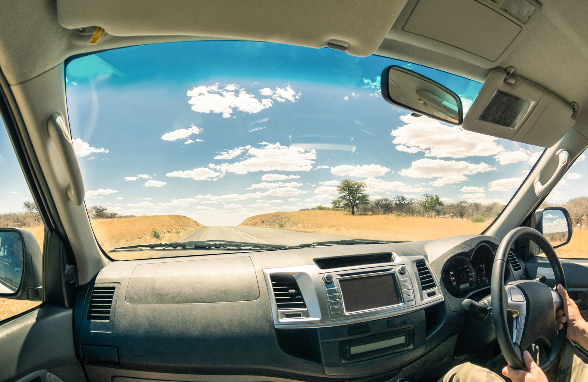 person som kör en bil och spelar spel på roaadtrippen