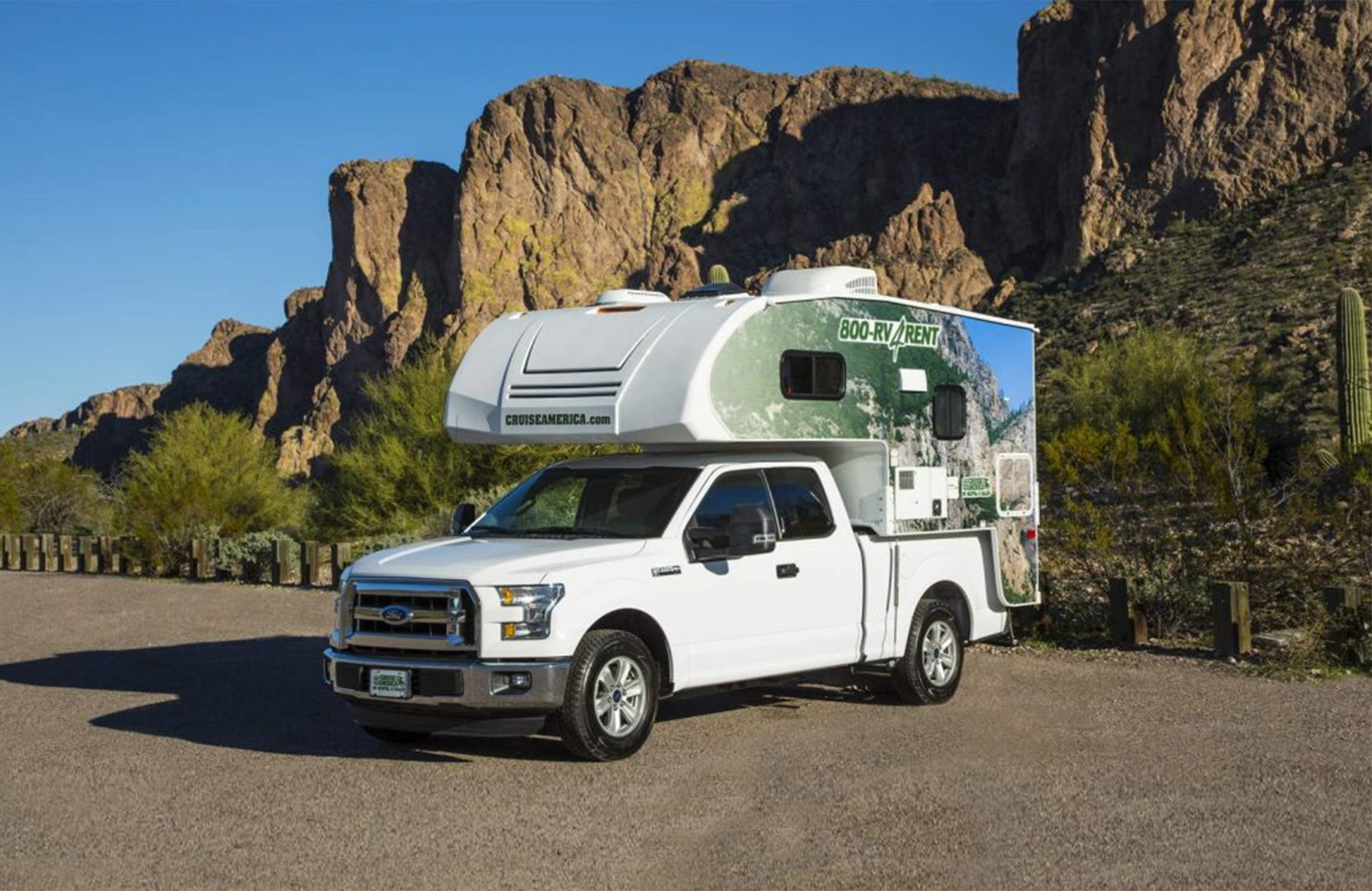 En Compact T-17 Truck står uppställd på en parkering