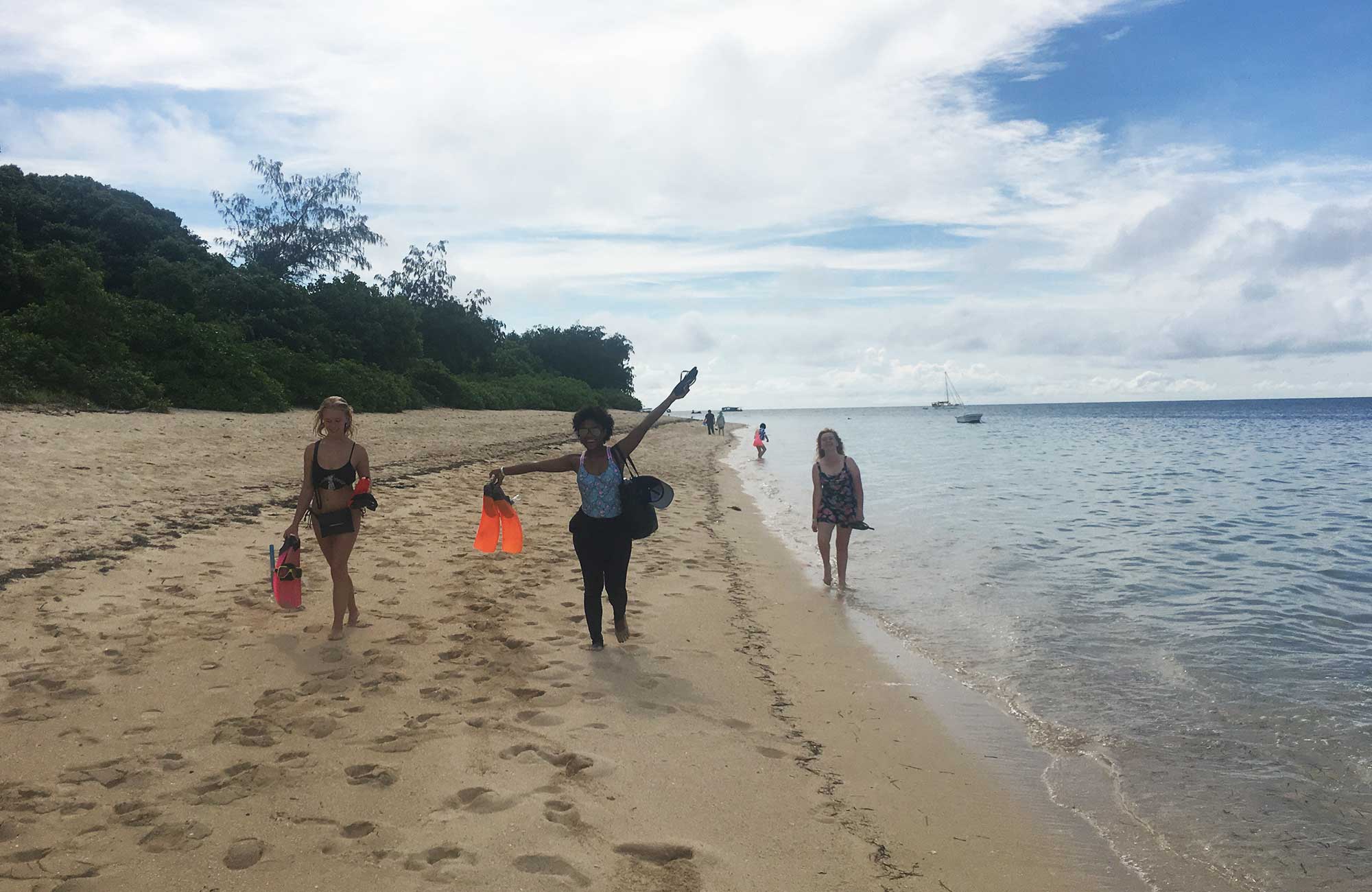 ett gäng vänner på en strand i australien