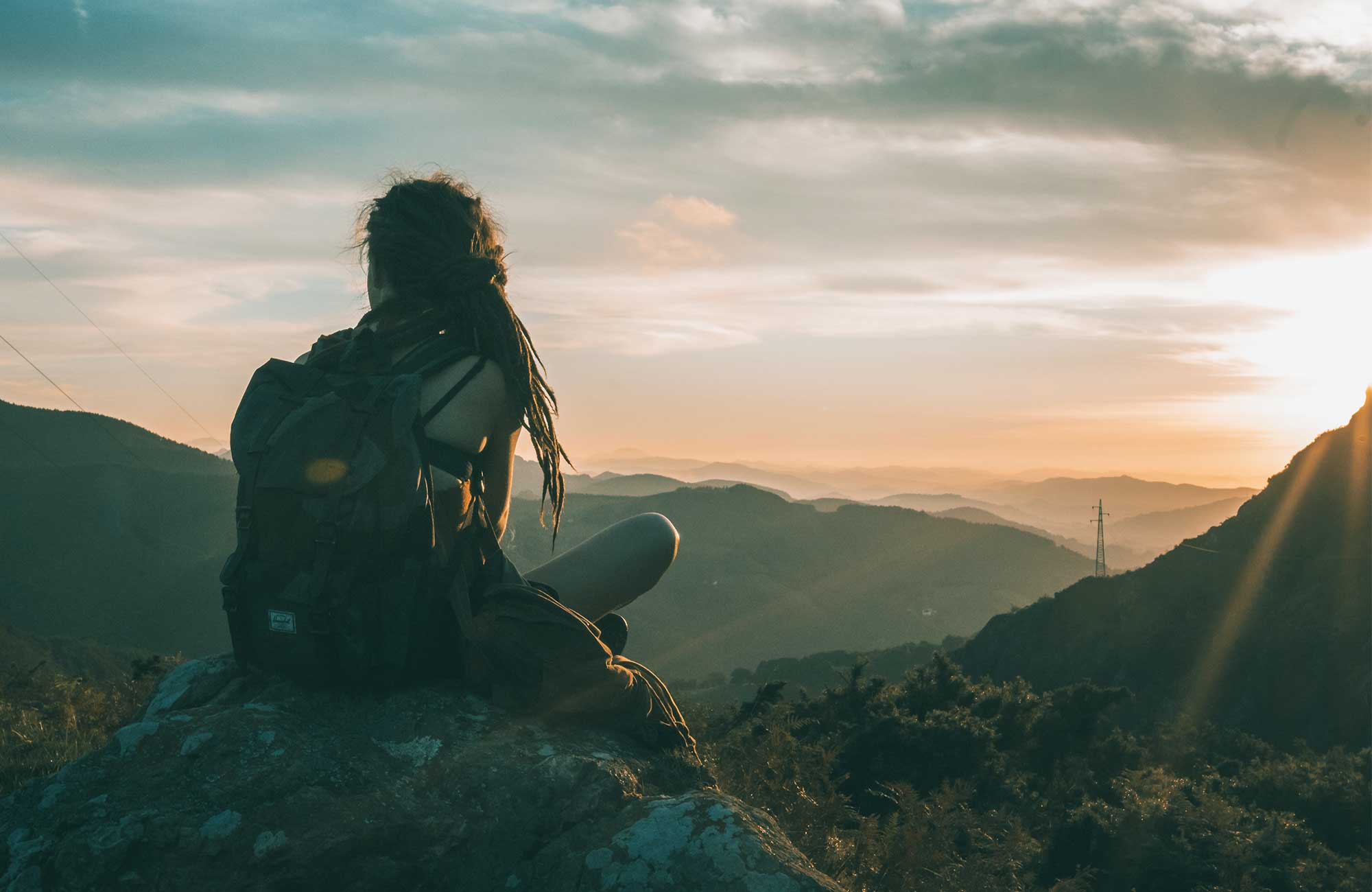 en kvinna som läst våra backpacking tips