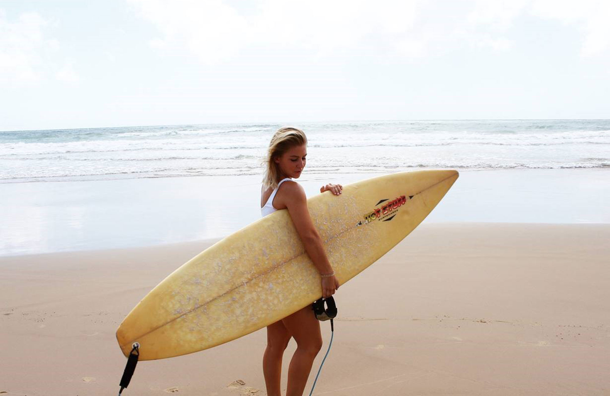 malin som studerar till sjuksköterska i australien med en surfbräda