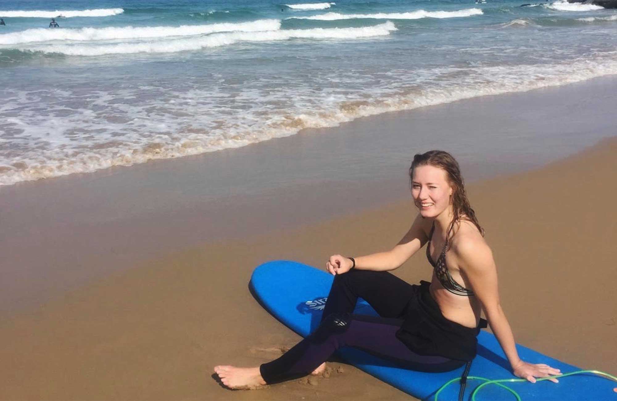 elin på en surfbräda under sitt sabbatsår efter gymnasiet i australien