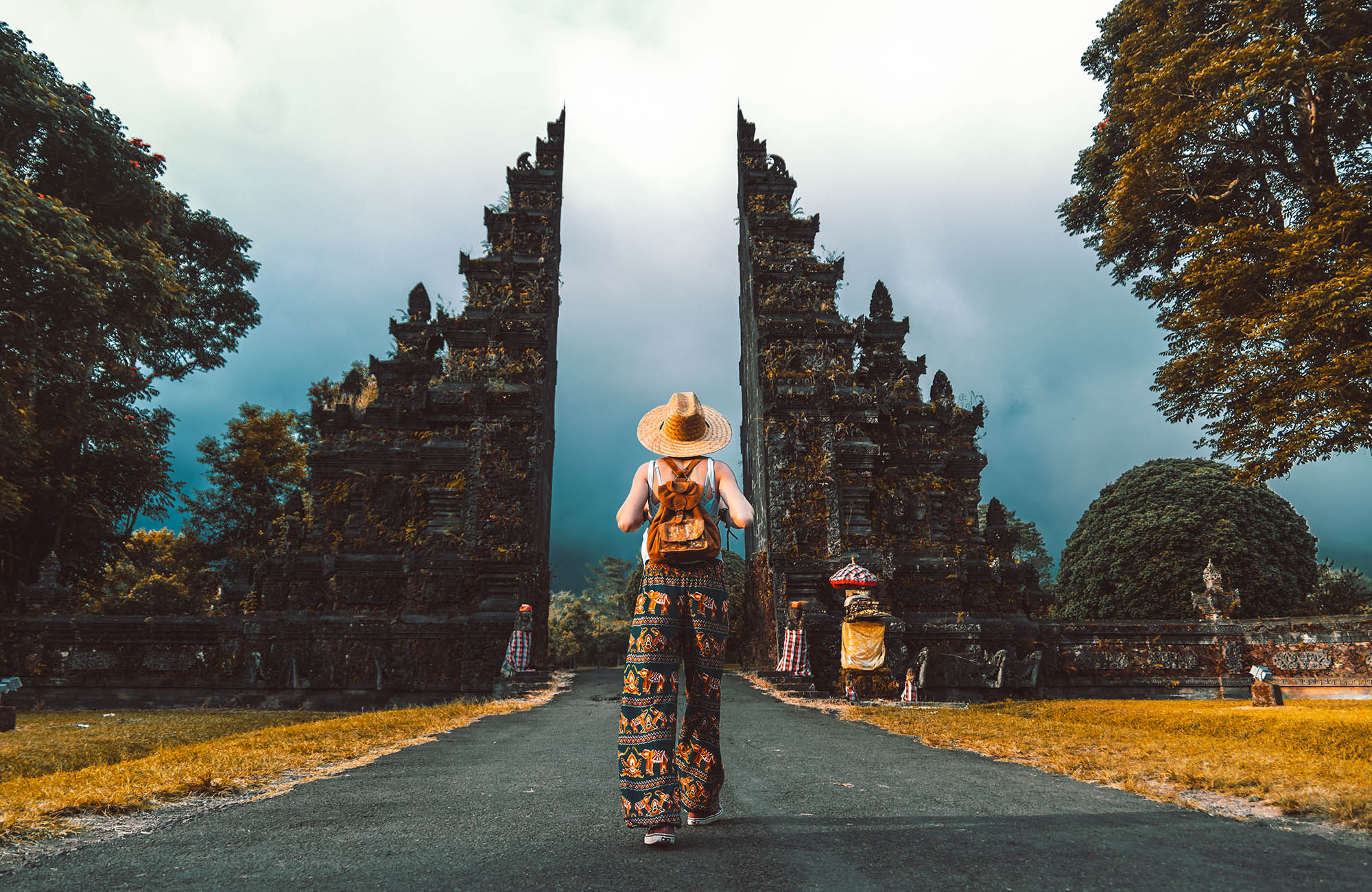 Kvinnlig resenärer vid Candi Bentar Gate i Bedugul på Bali