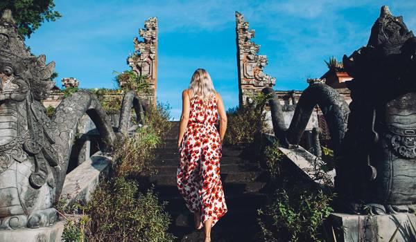 Indonesia-Bali-girl-temple