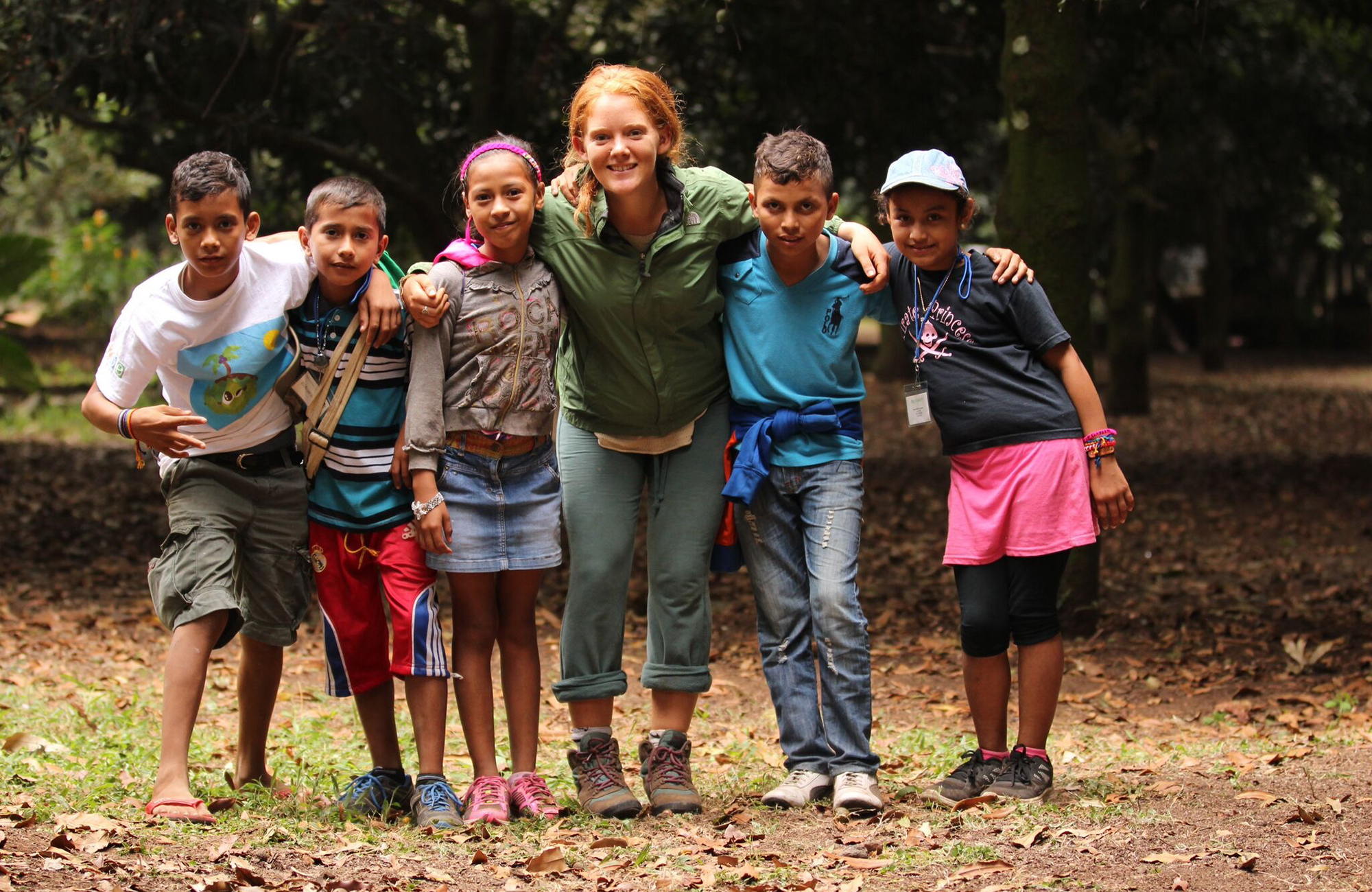 volontär i monterrico tillsammans med barn i centralamerika