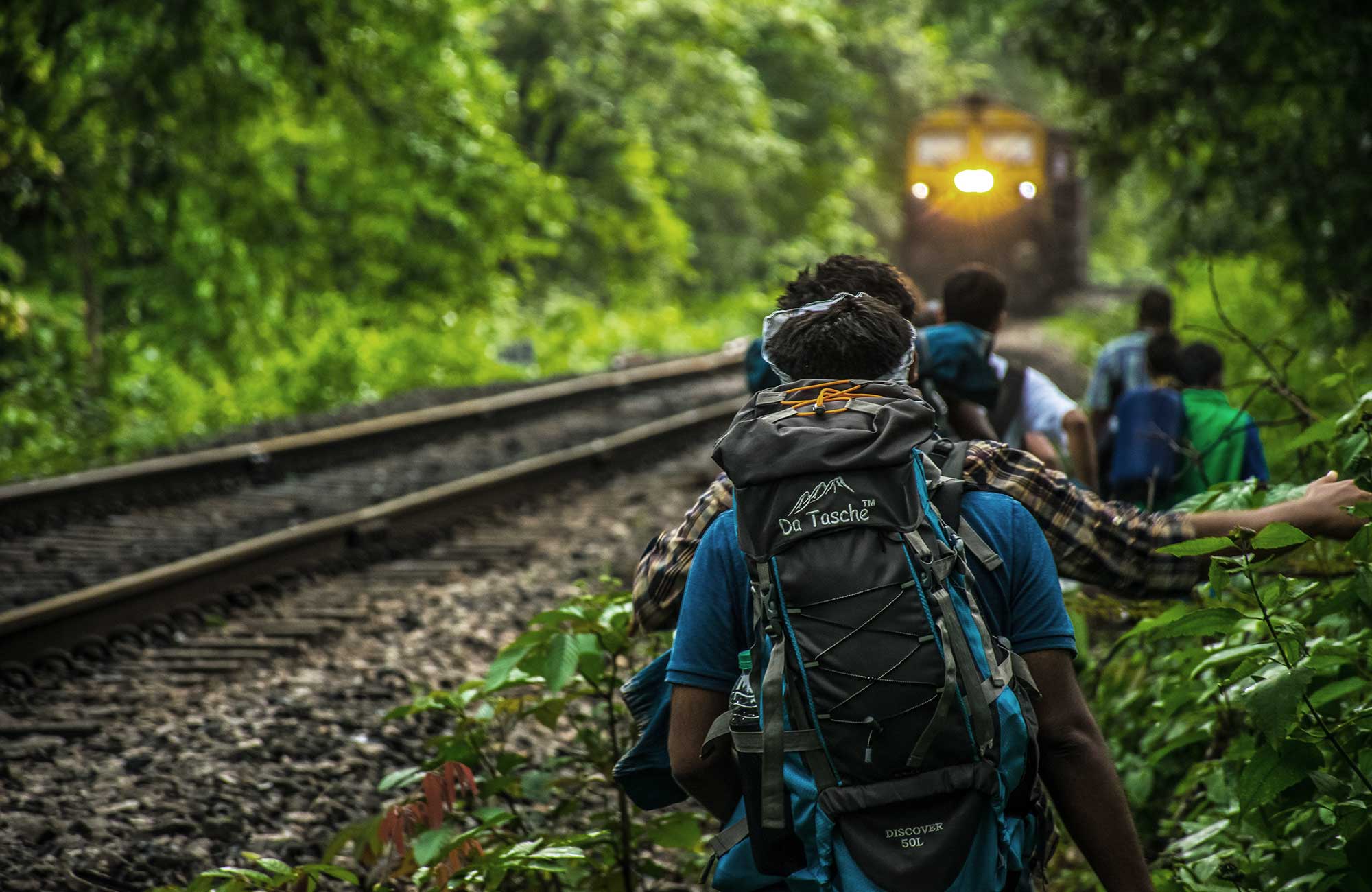 personer i en skog som tågluffar utomlands