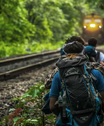 personer i en skog som tågluffar utomlands
