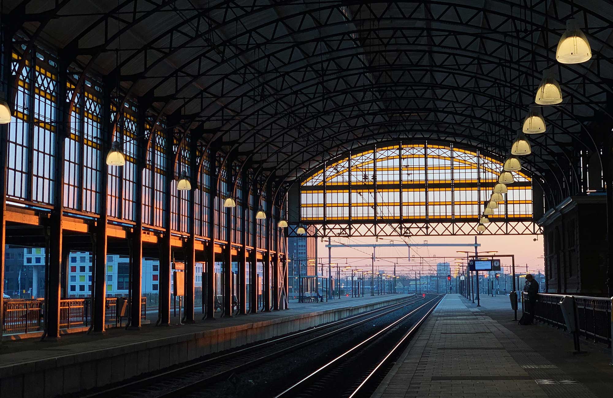 tågstation i solnedgången under en tågresa utomlands