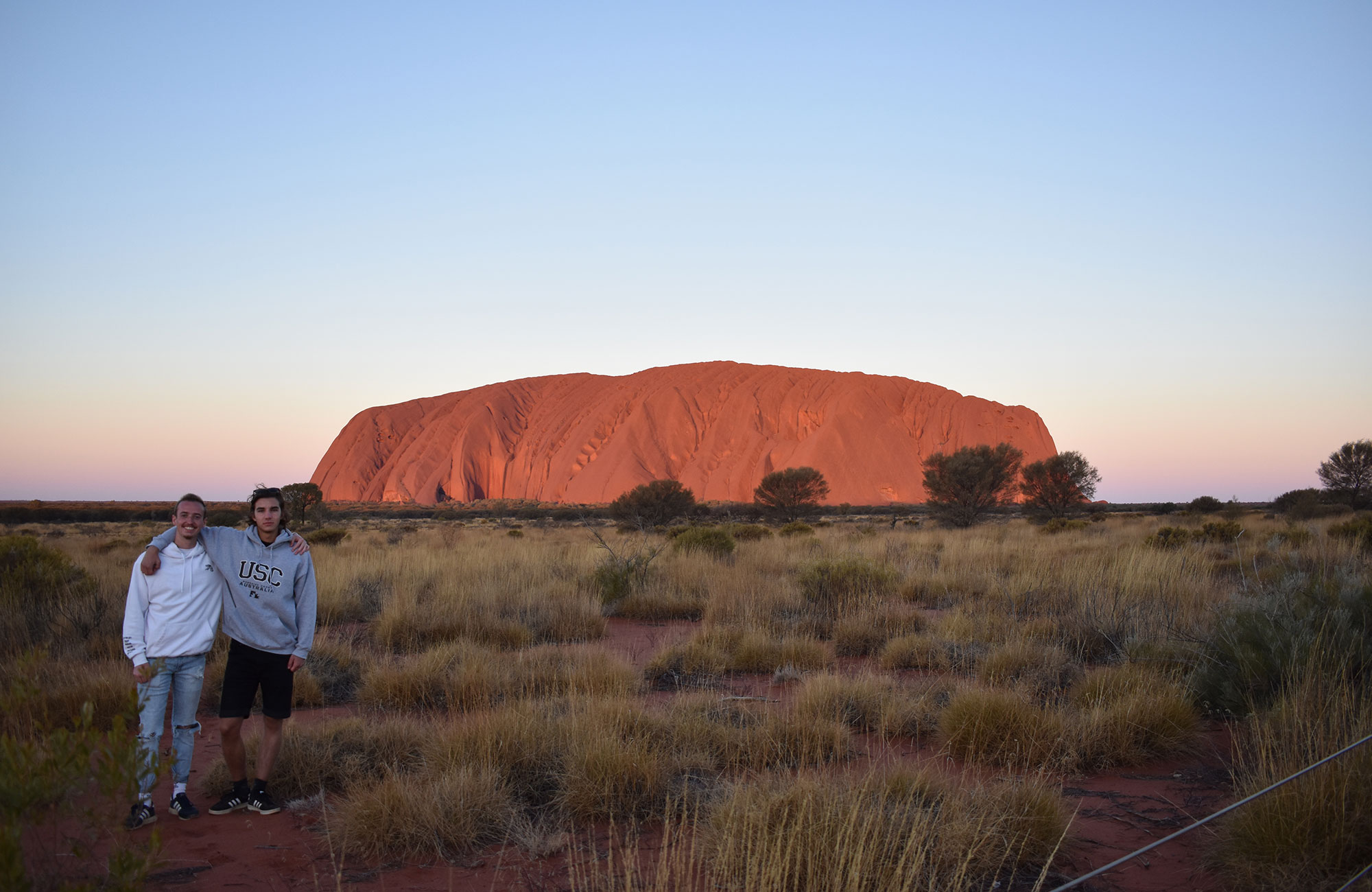 oliver och en vän vid uluru i i australien