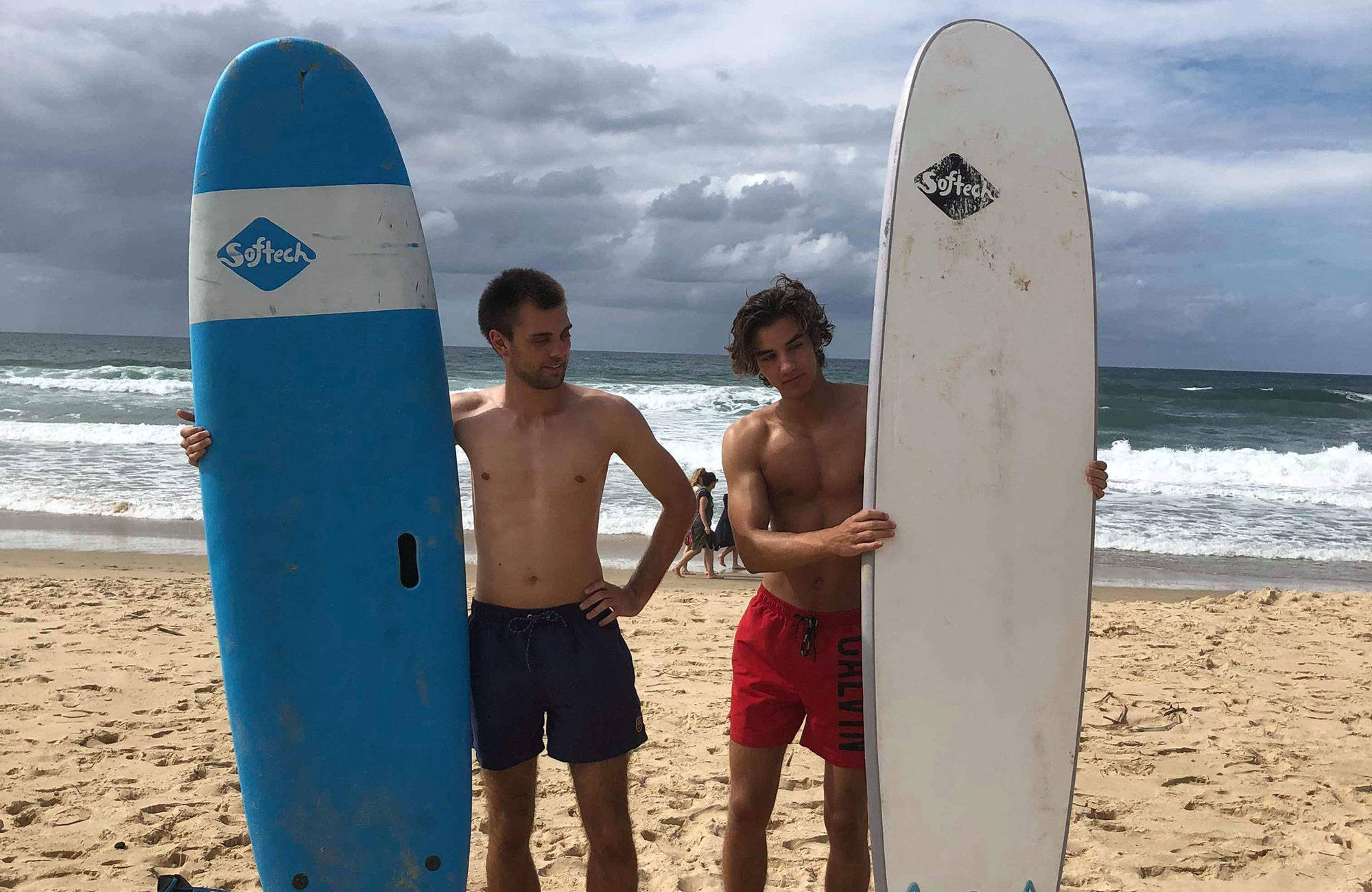 Oliver surfare med vänner från University of the Sunshine Coast