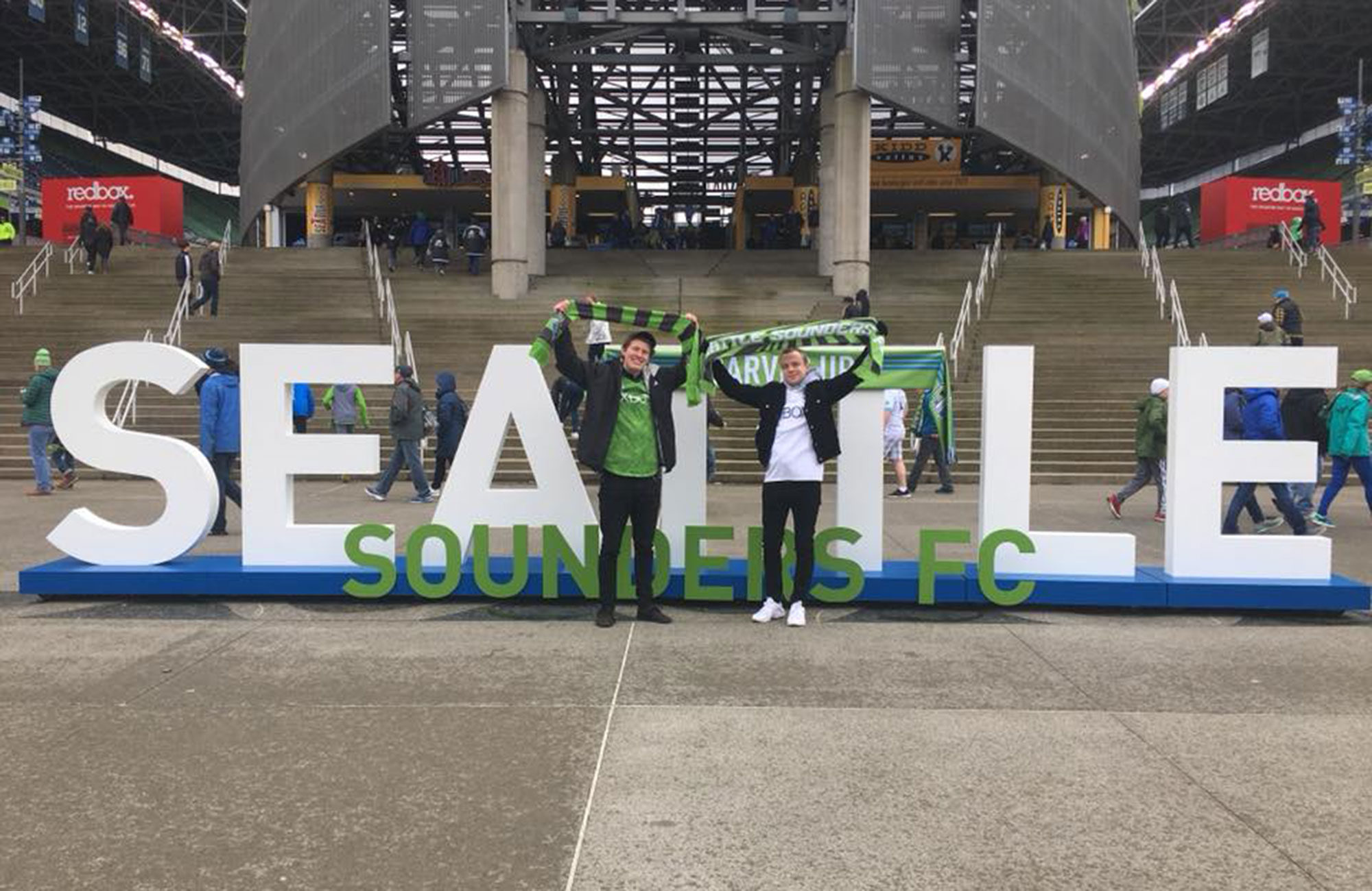 stadio i seattle samt två collegestudenter från Green River College