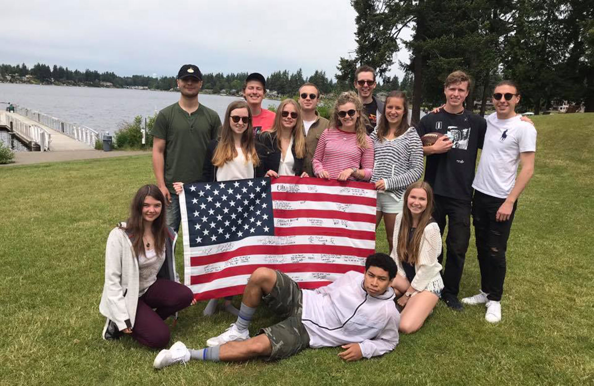 jacob med vänner som studerar på college i seattle håller i en amerikansk flagga