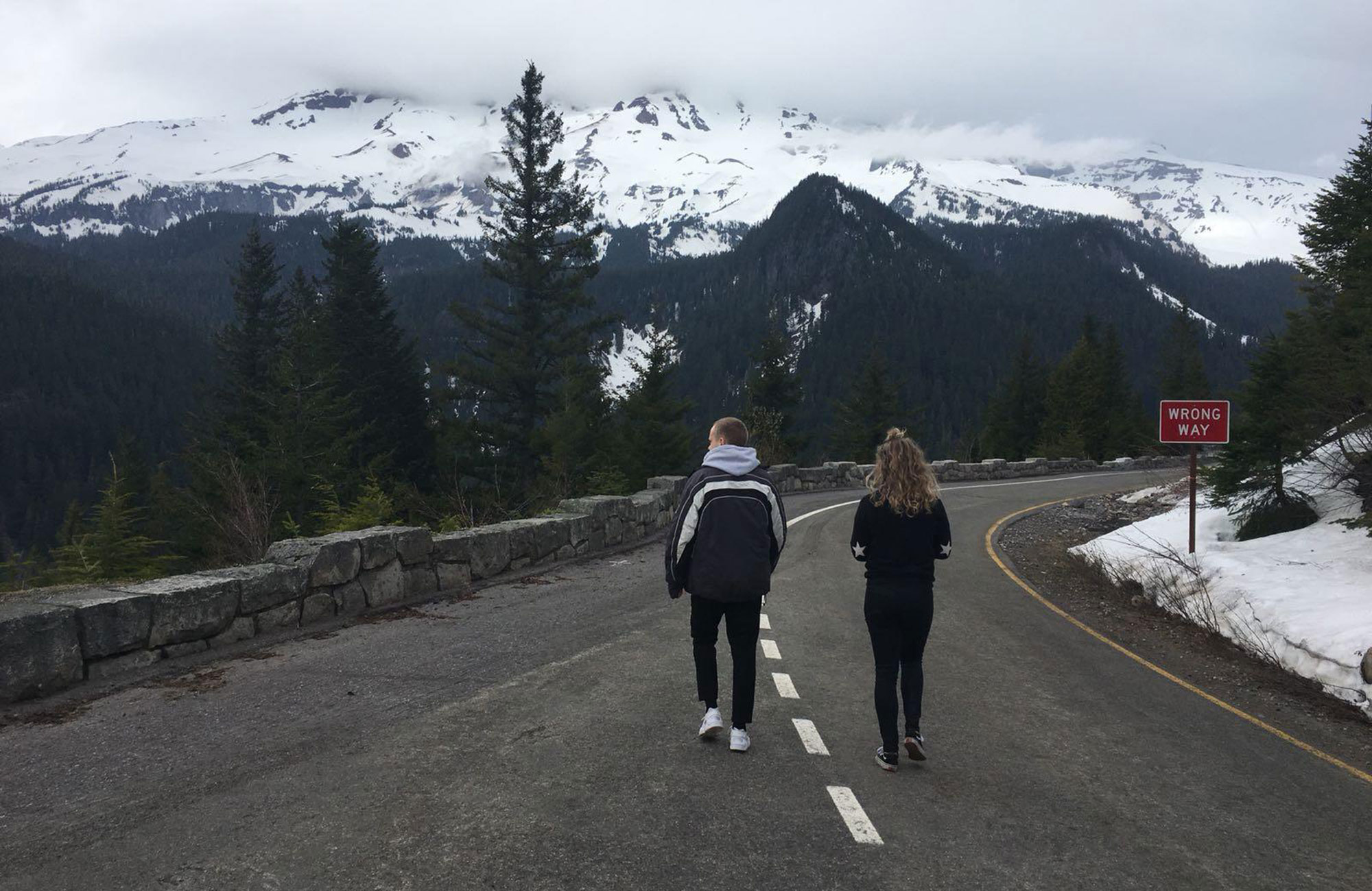 två studenter på promenad i bergen i seattle