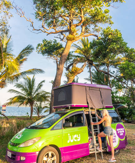 en campervan i australien rullar fram i vildmarken