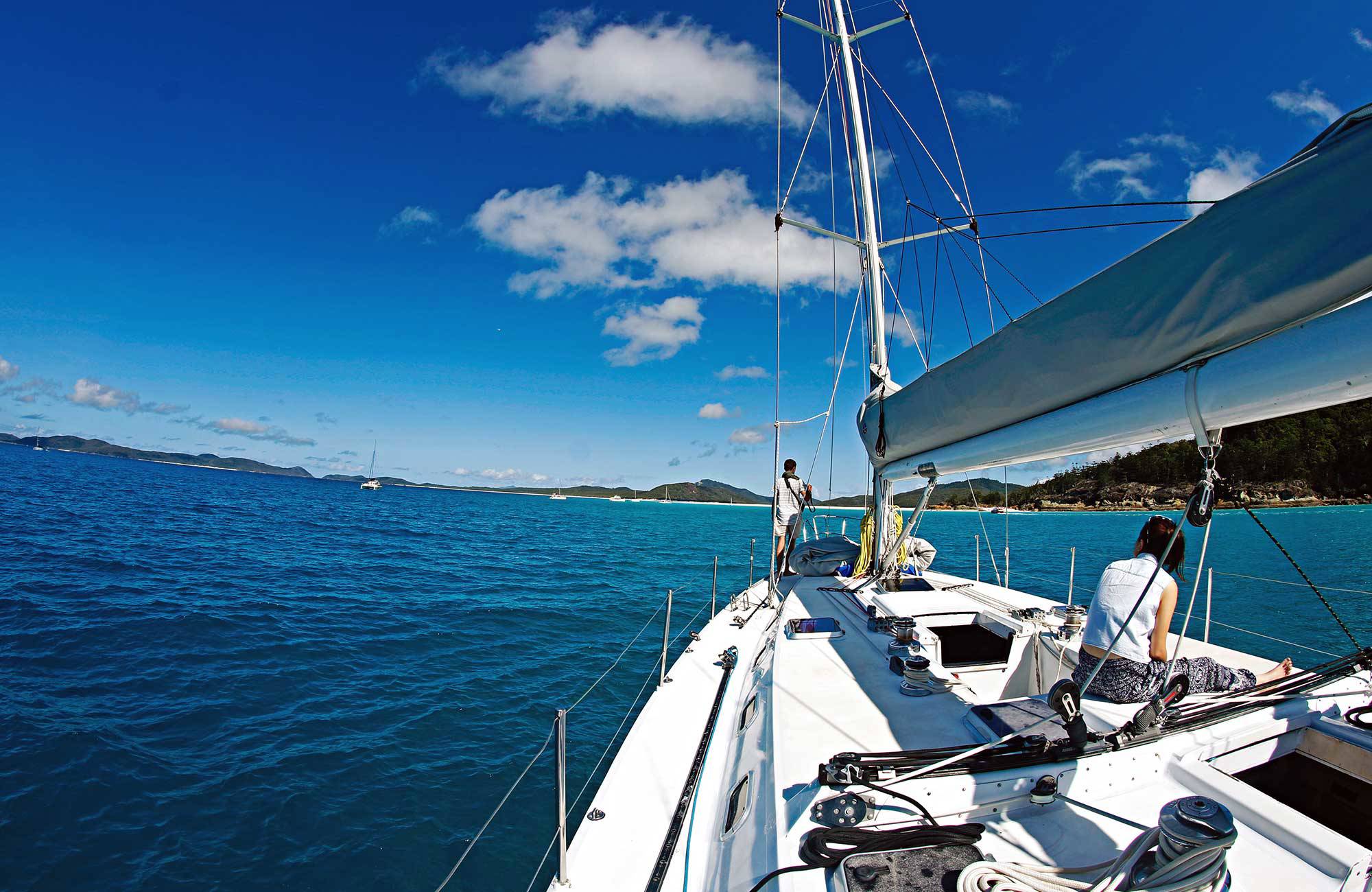 blått vatten och segelbåt i whitsunday islands