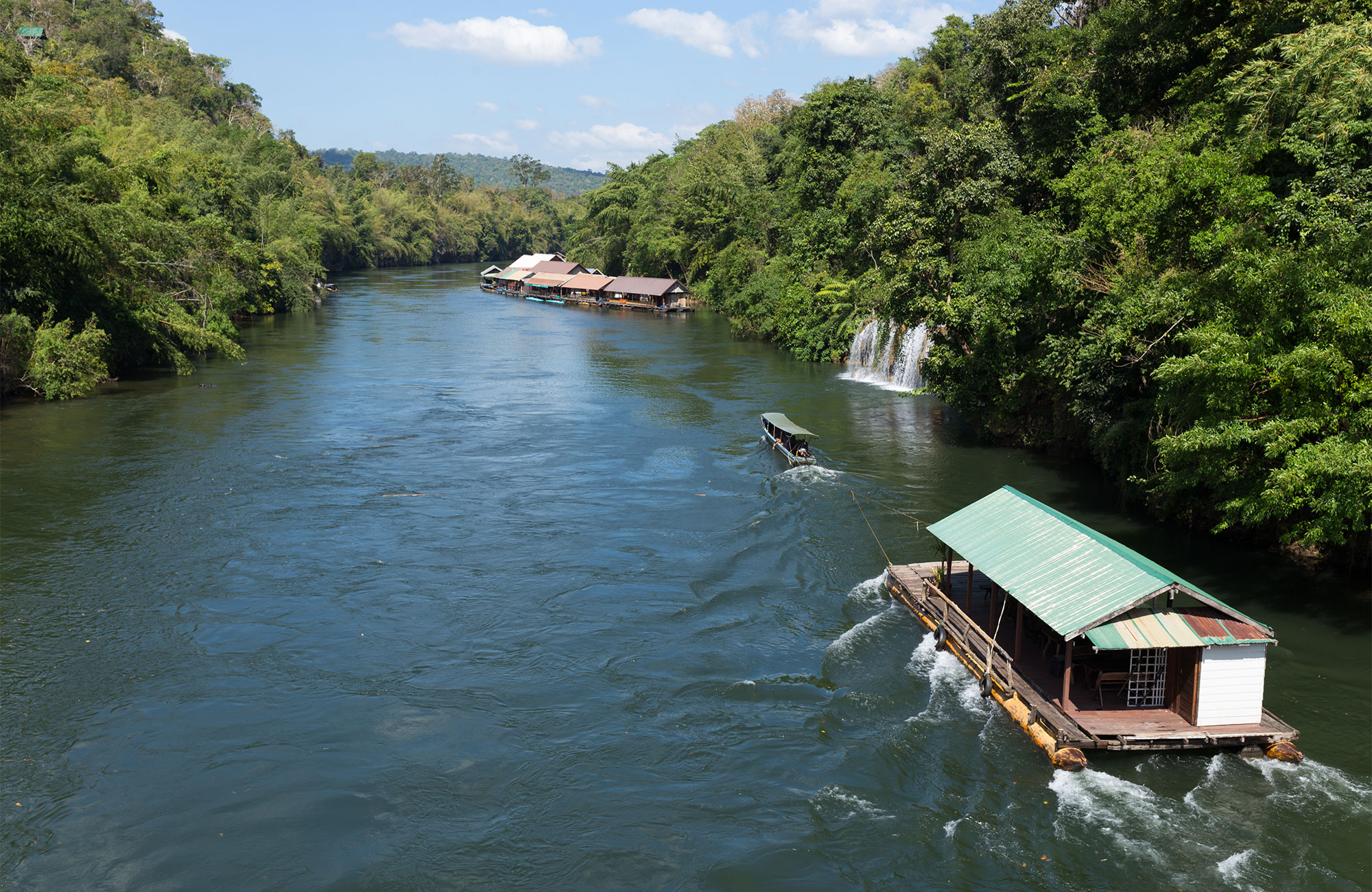 flotte framför vattenfallet Sai Yok i Kanchanaburi, Thailand