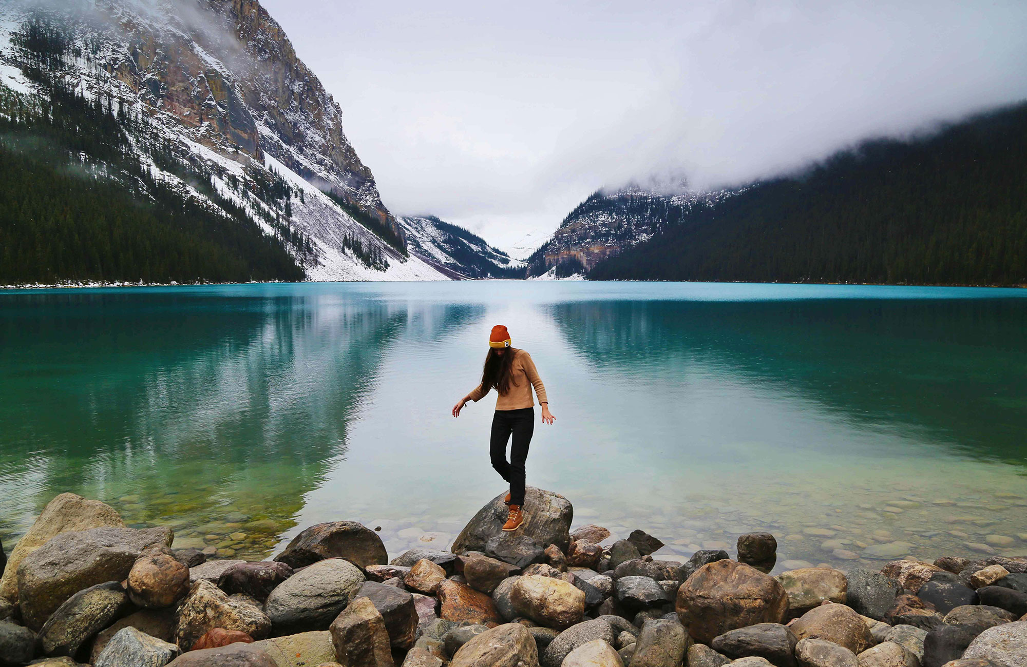 tjej vid Lake Louise, Banff National Park | KILROY