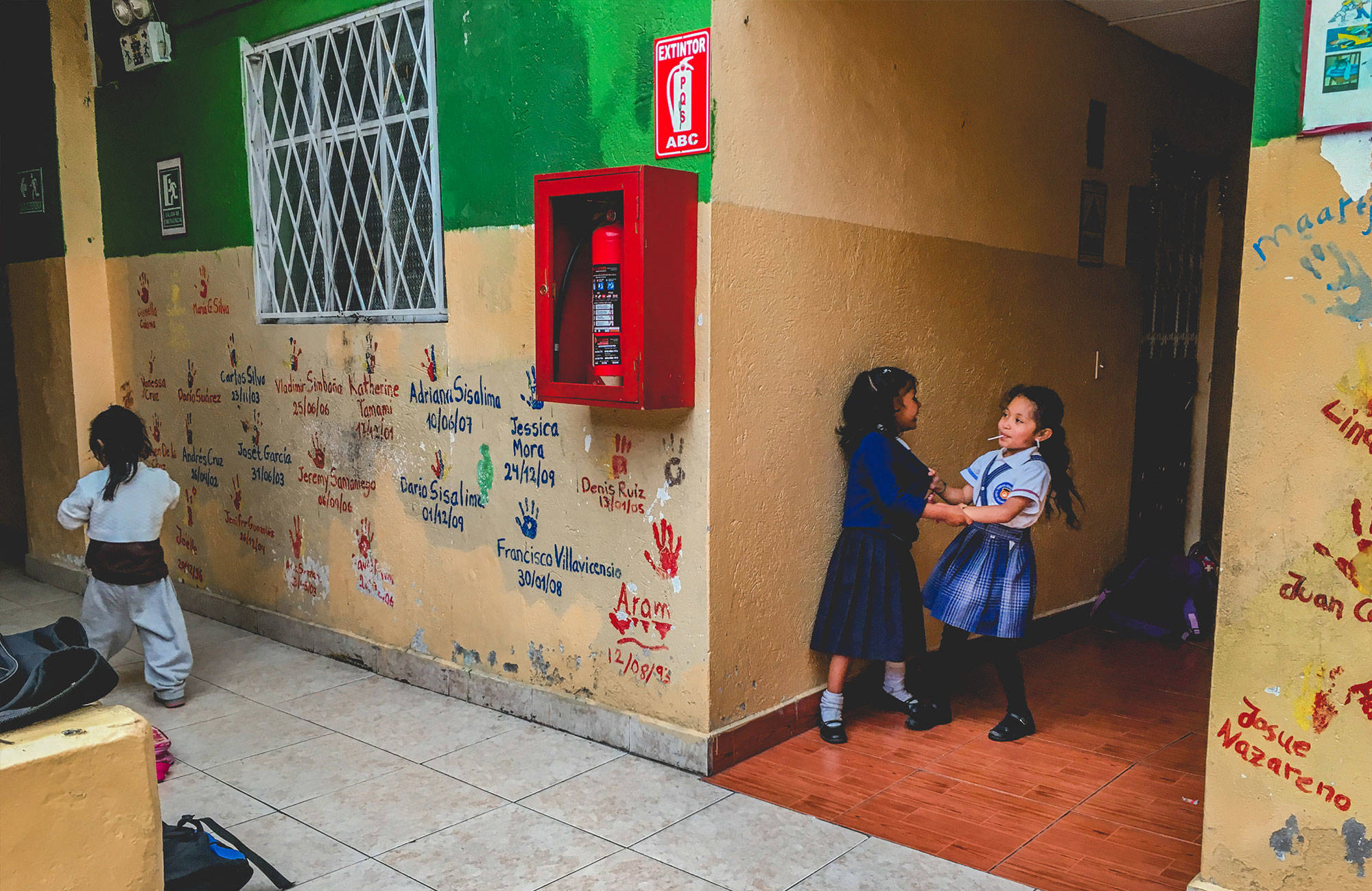barn leker i en korridor i ecuador