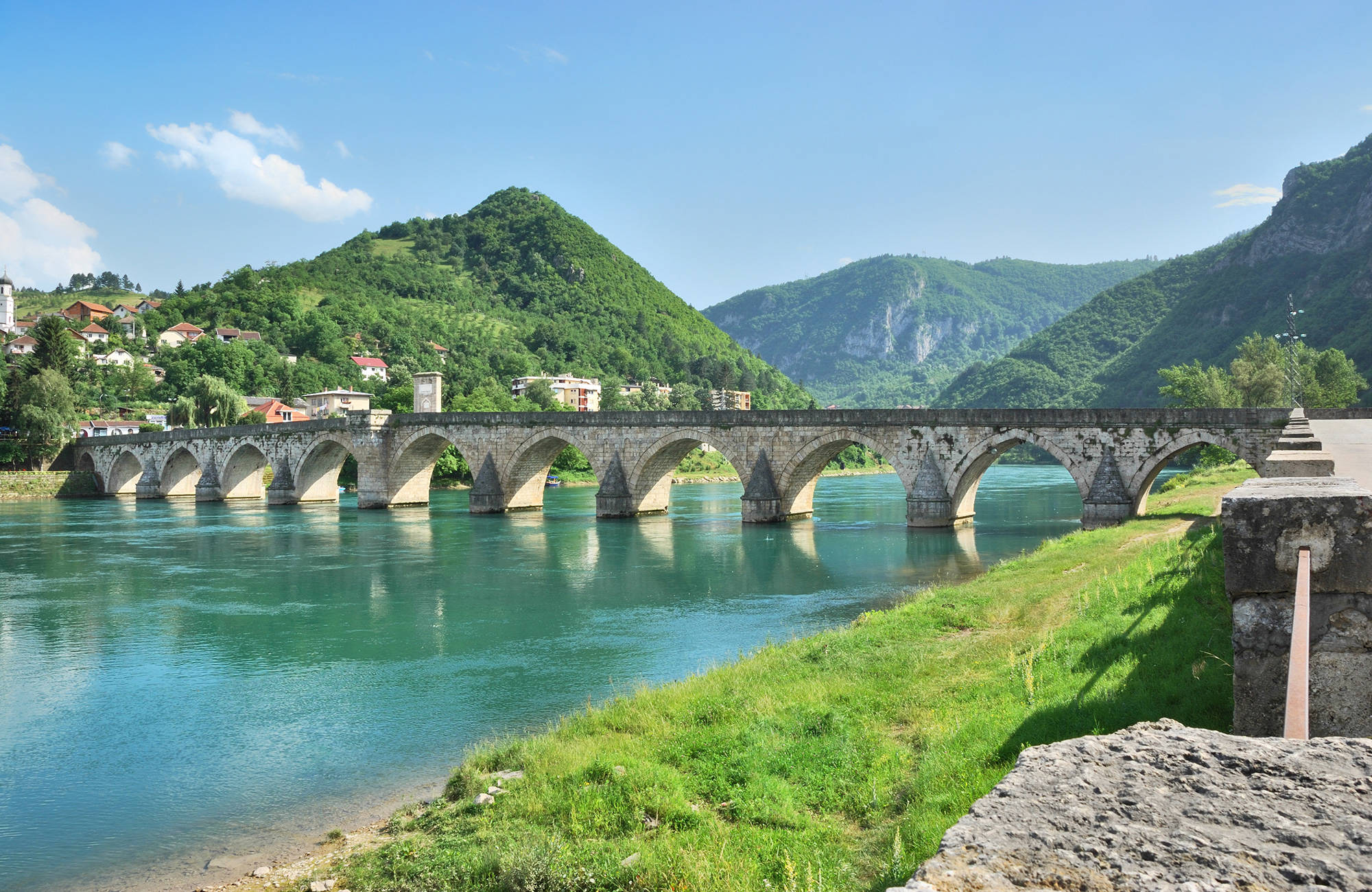 bro över en flod med berg i bakgrunden i Bosnien-Hercegovina