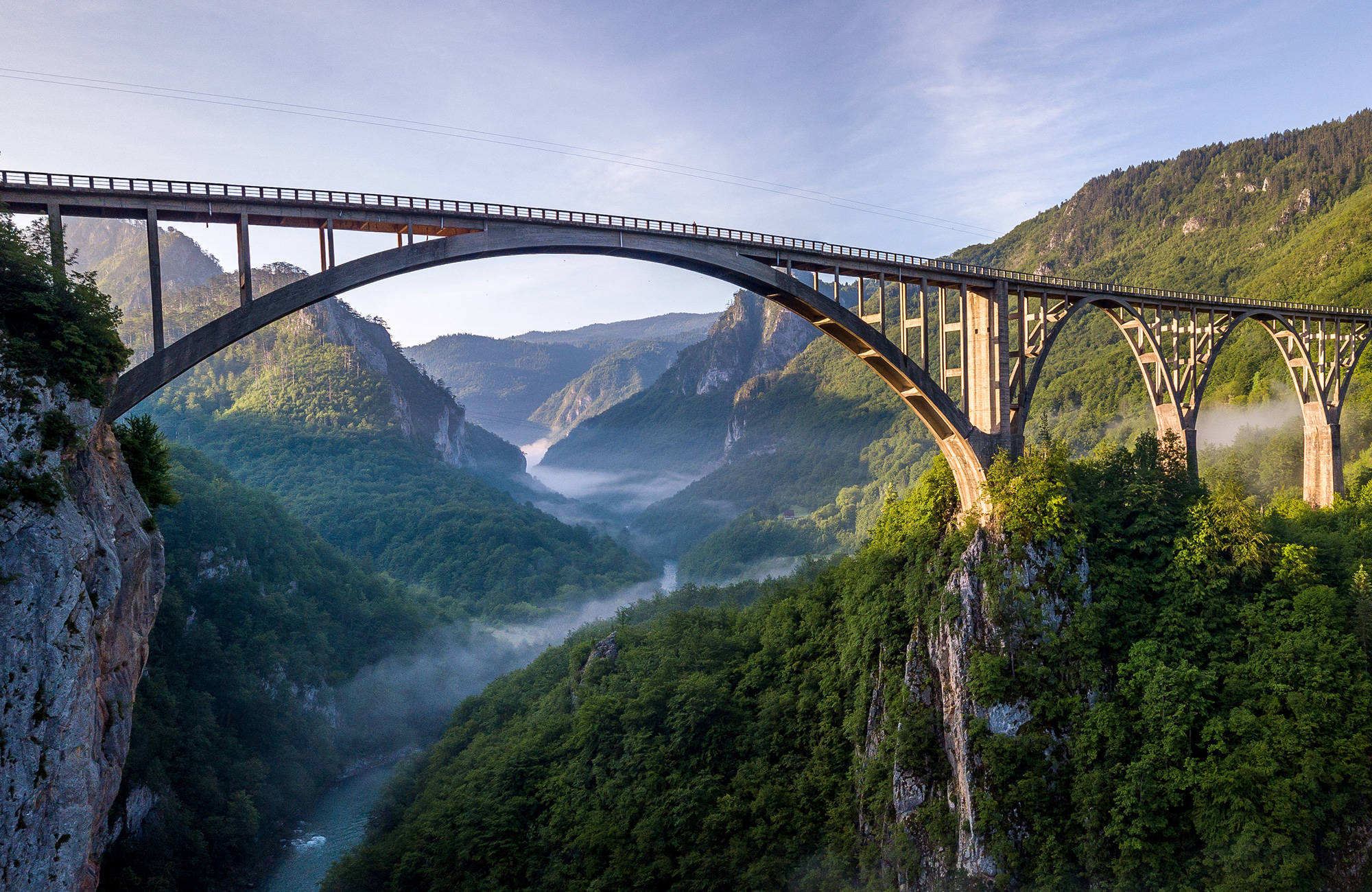 Djurdjevica Bridge över Tara River under en resa till montenegro