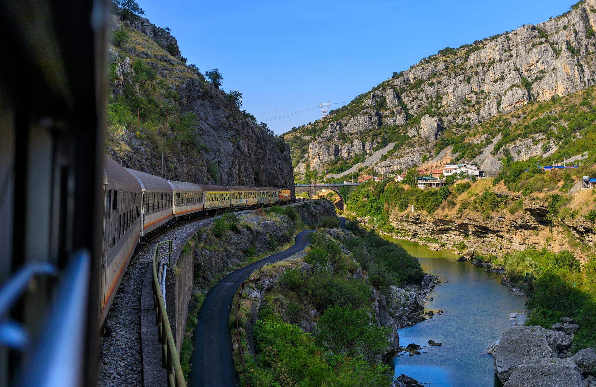 ett tåg på en järnväg under en resa till montenegro