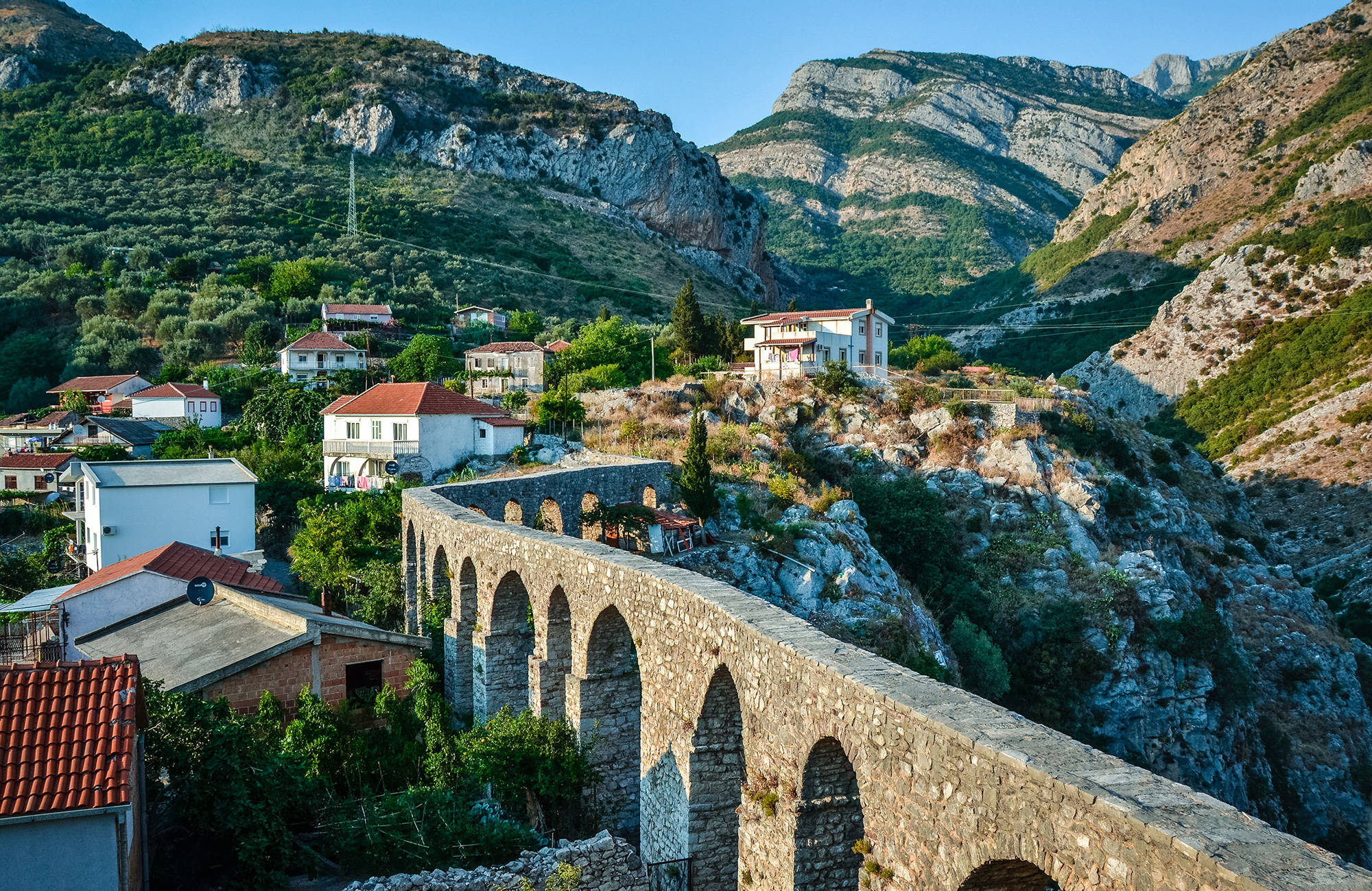 Turkish Aqueduct Stari Bar under en resa till montenegro