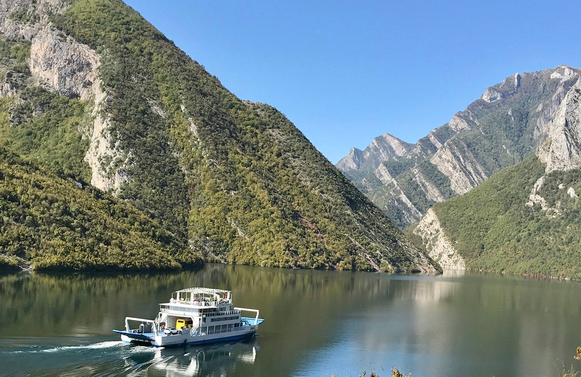 åk båt i floddalarna under din resa i albanien