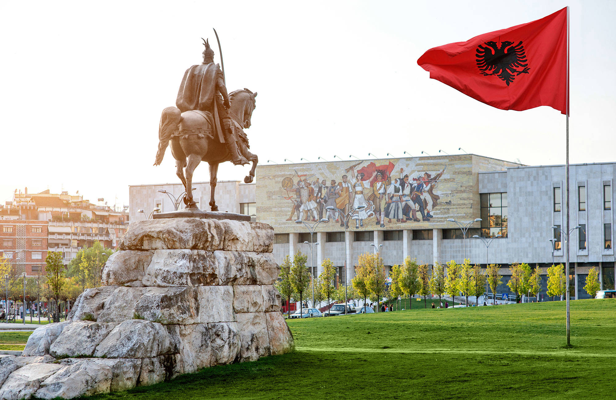 albaniens flagga och statyer kommer du se mycket utav under resan