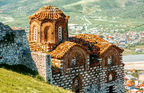 vacker arkitektur i albanien under en resa till balkan