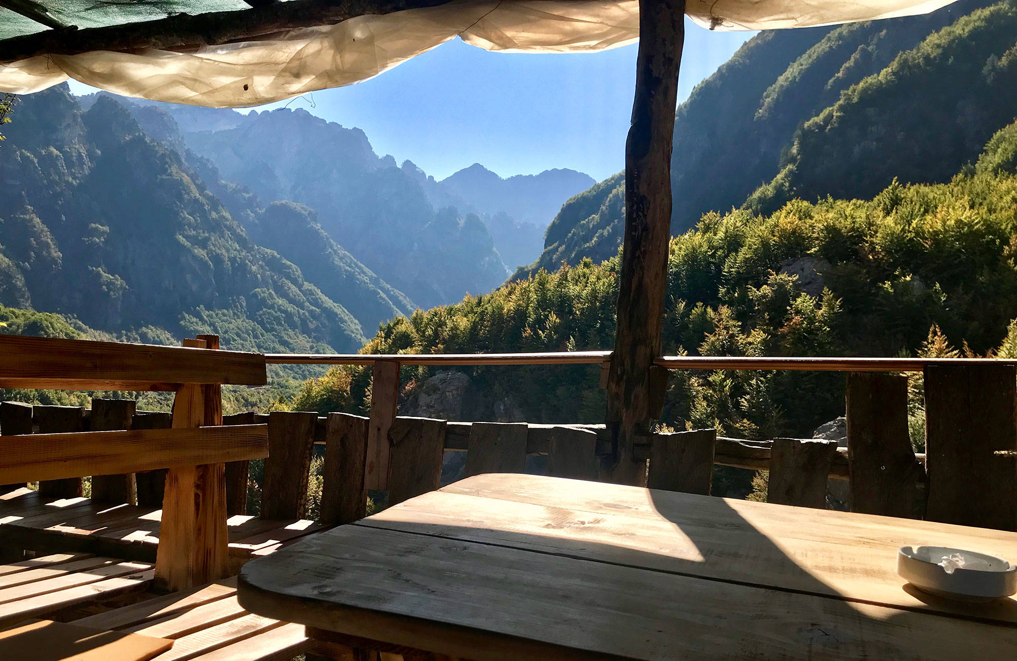 under en resa till albanien måste ni stanna för en picknick i bergen