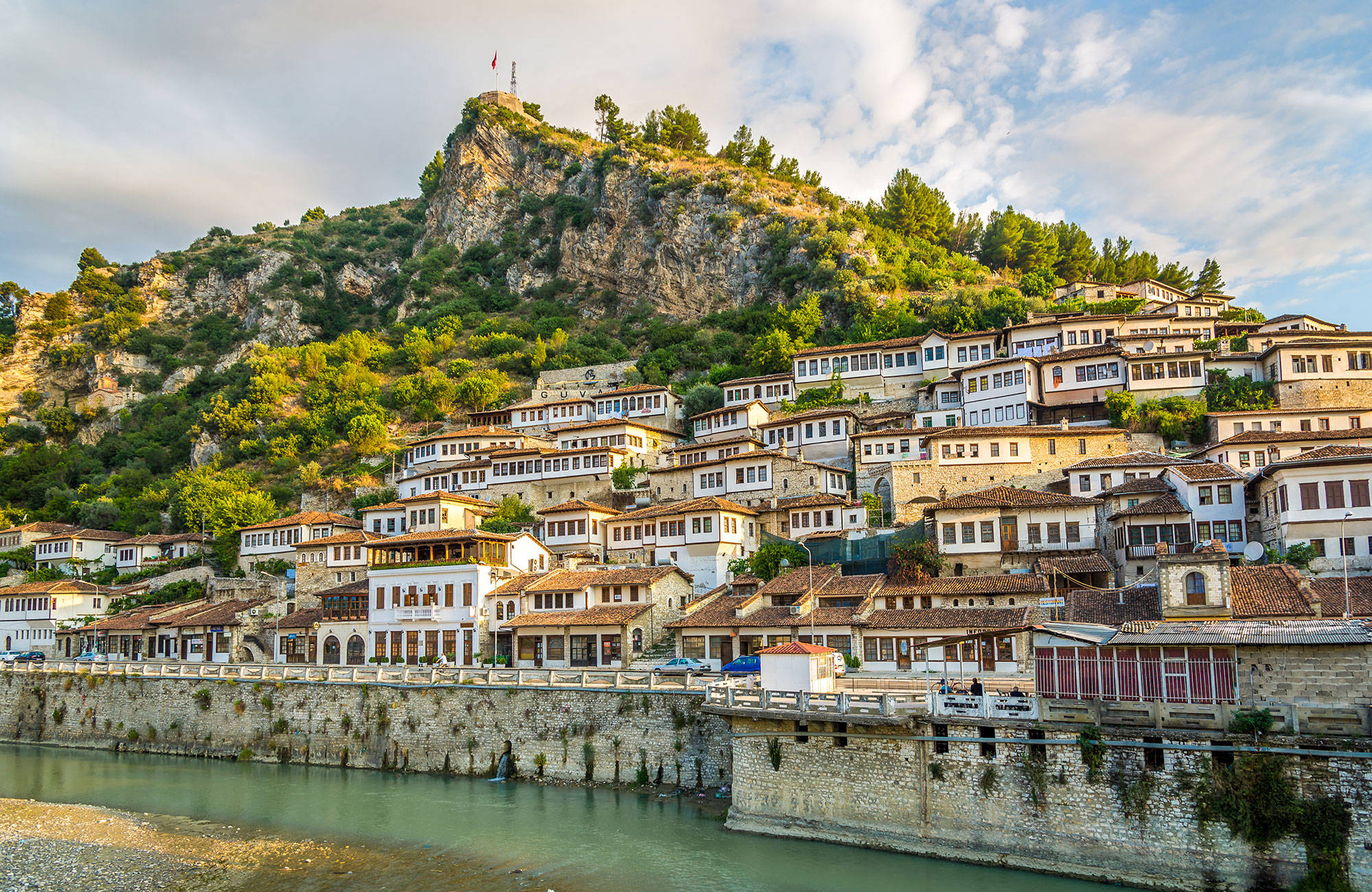 byggnader längs en flod i albanien